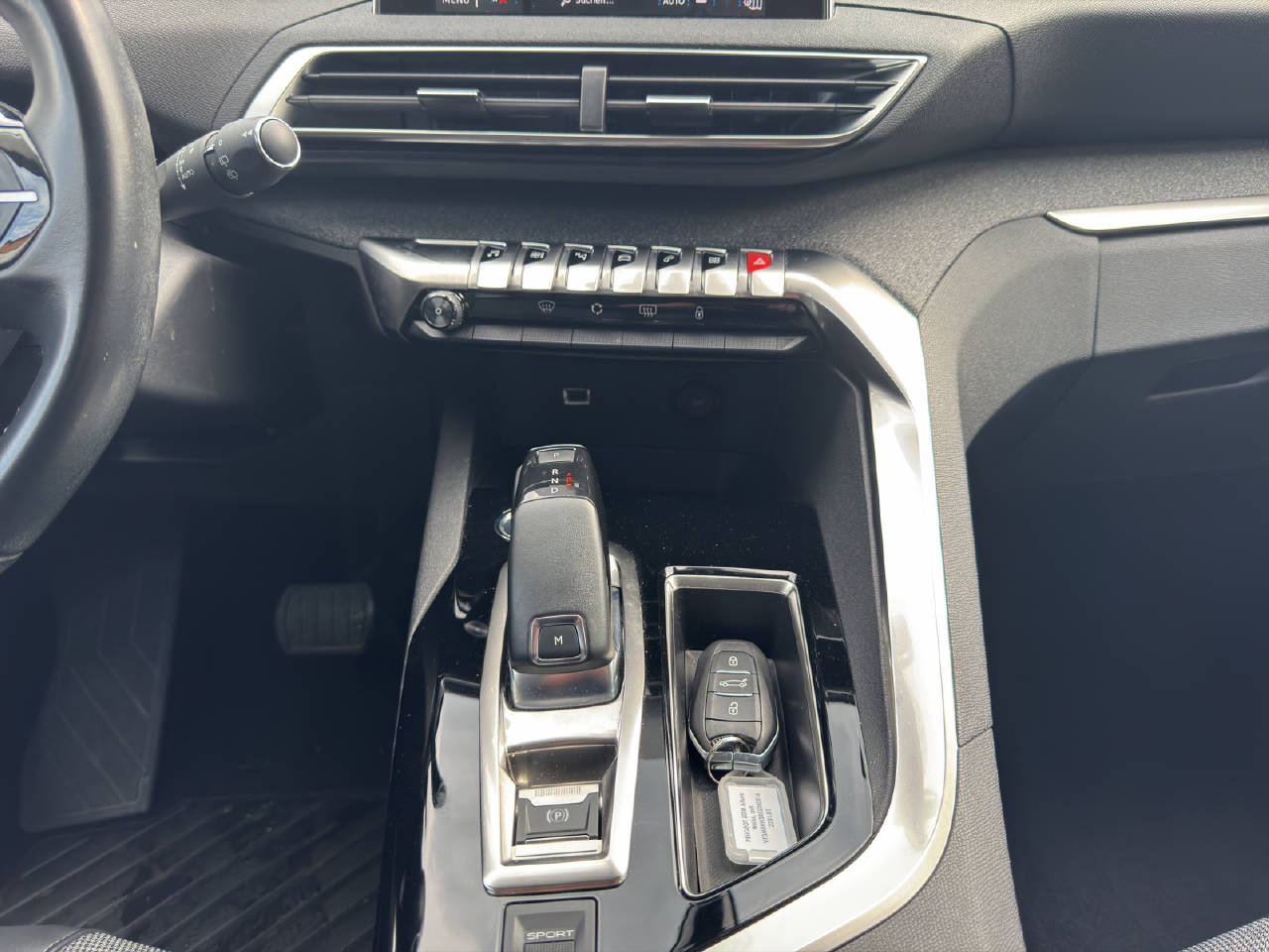 PEUGEOT 5008 1.2 PureTech Allure-image-8