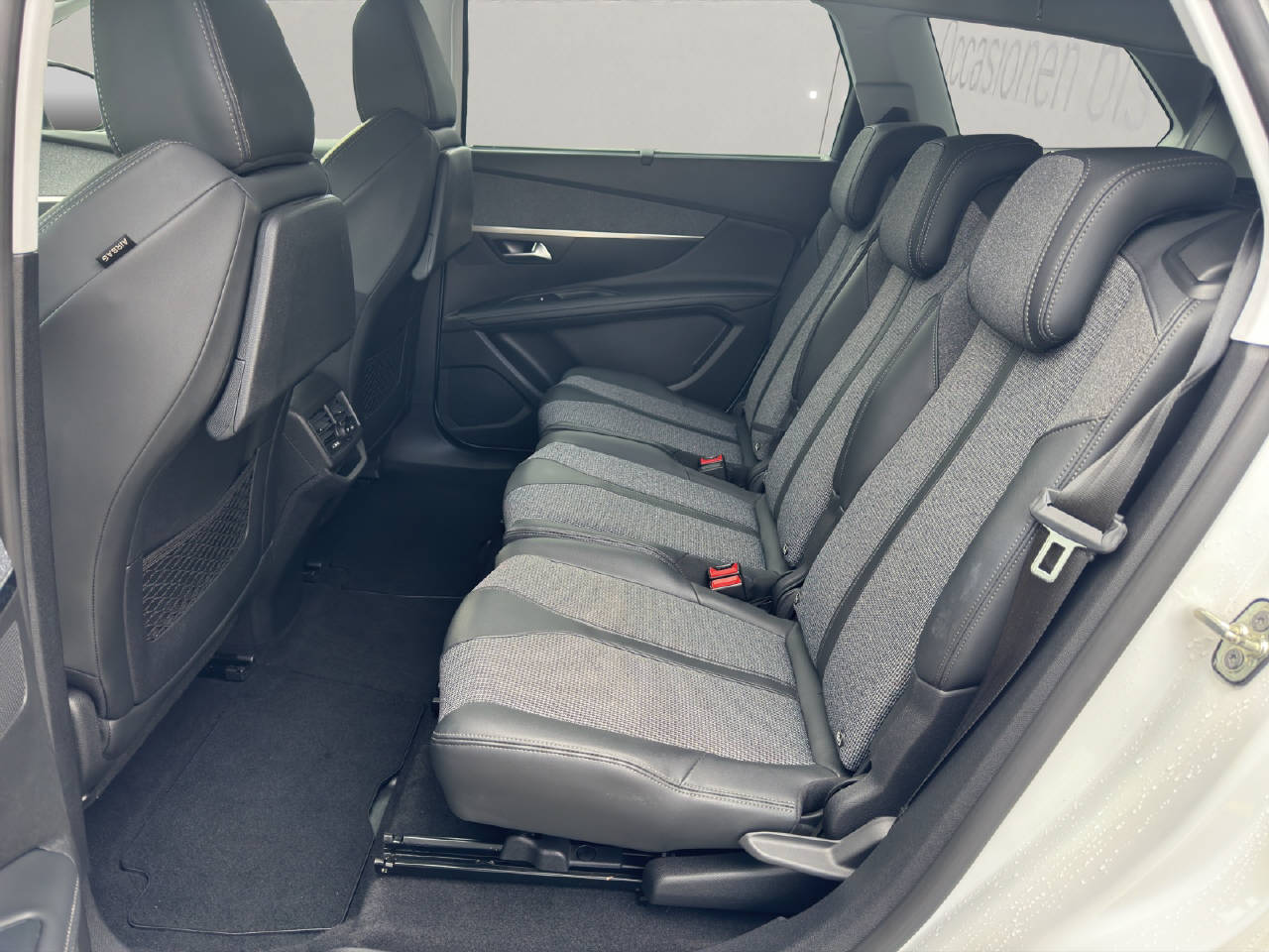 PEUGEOT 5008 1.2 PureTech Allure-image-5