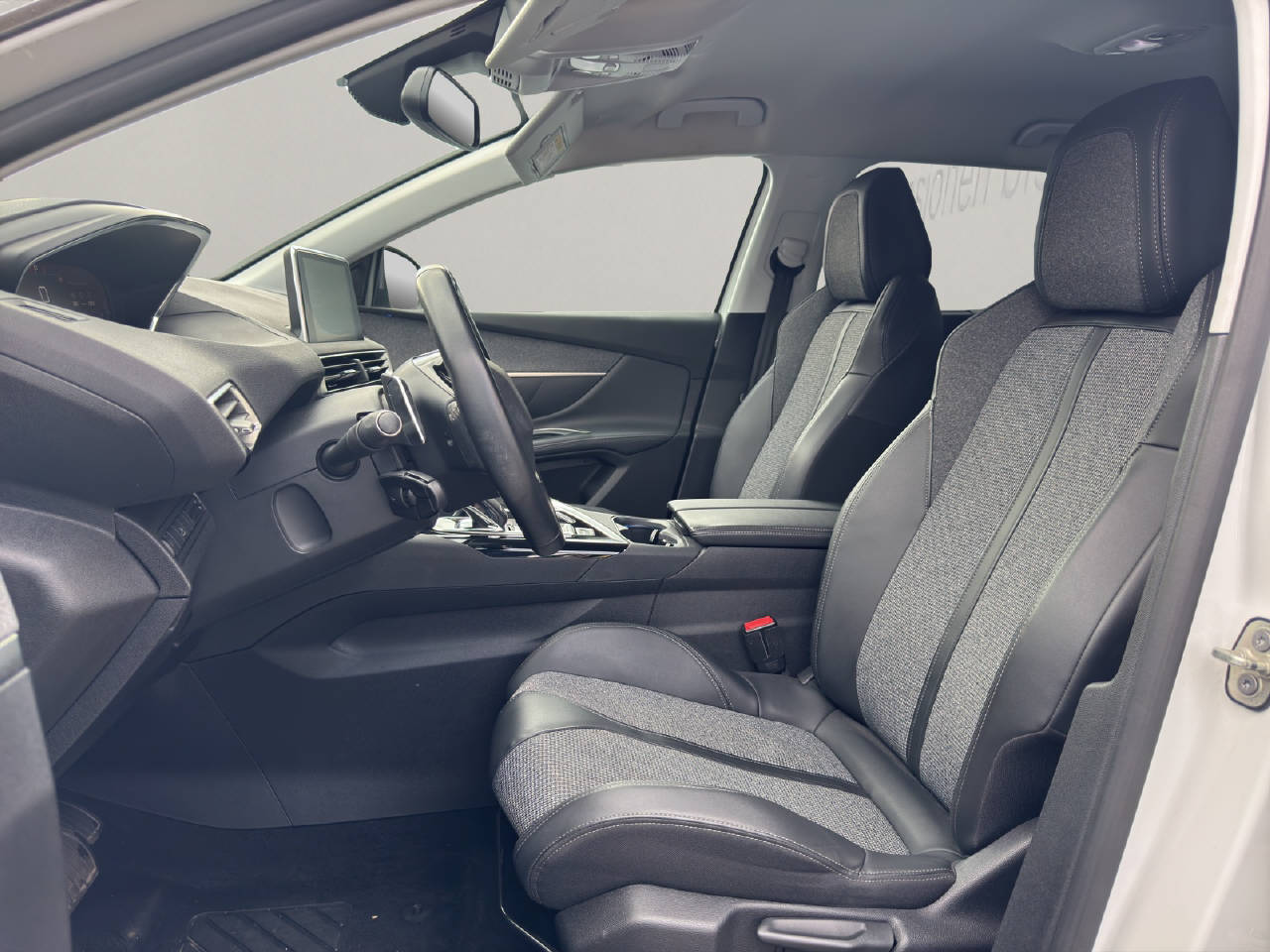 PEUGEOT 5008 1.2 PureTech Allure-image-4