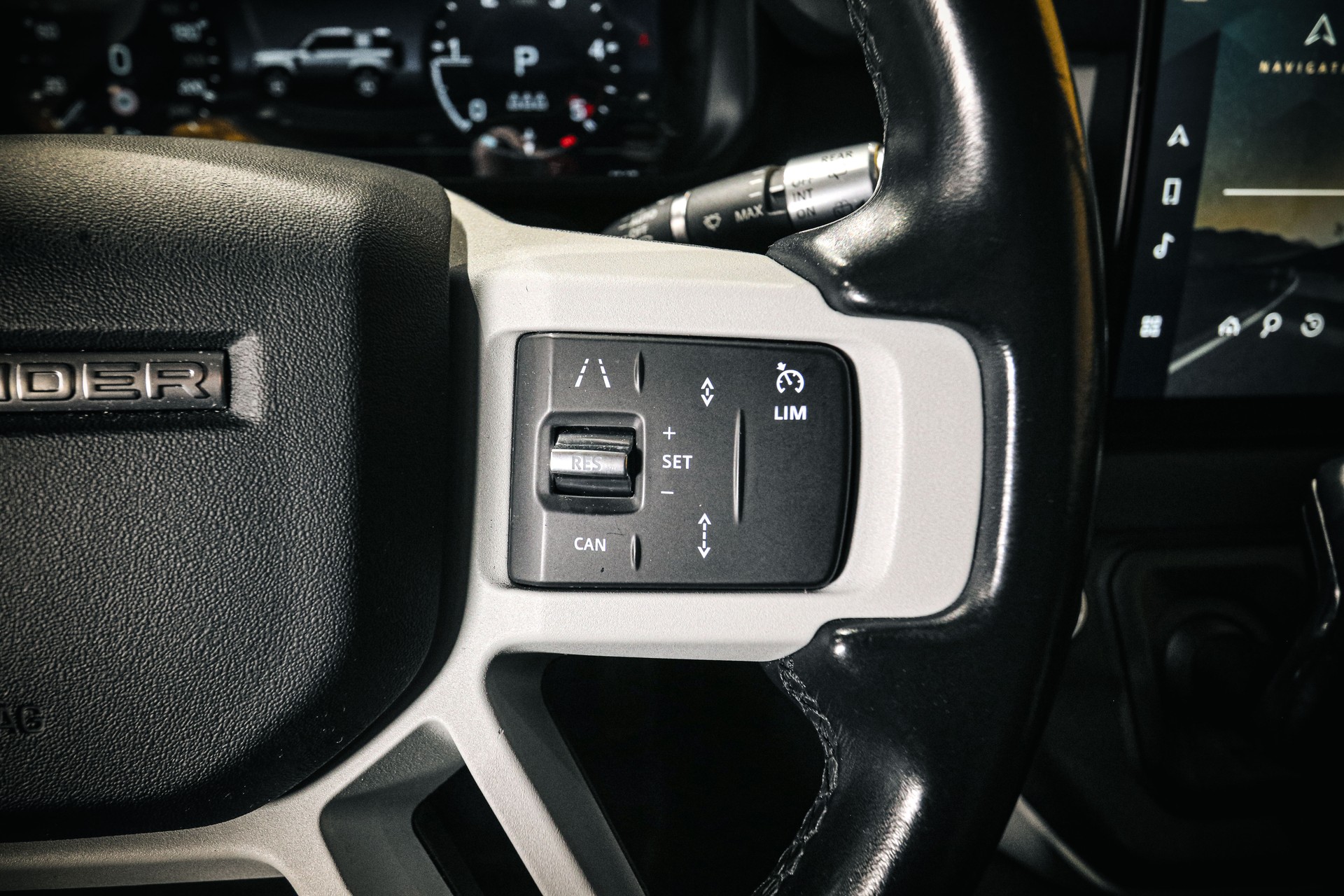 LAND ROVER Defender 90 3.0D I6 X-Dynamic AT8 (22' RAD. / 11.4' SCREEN)-image-13