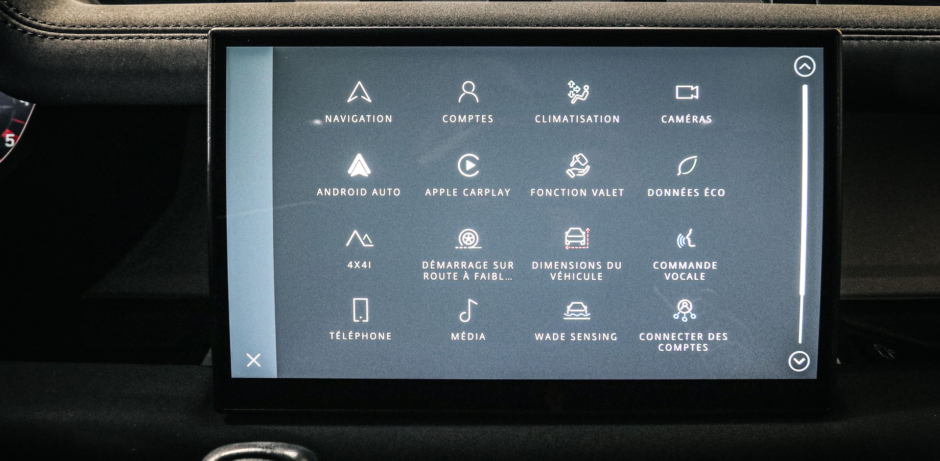 LAND ROVER Defender 90 3.0D I6 X-Dynamic AT8 (22' RAD. / 11.4' SCREEN)-image-23