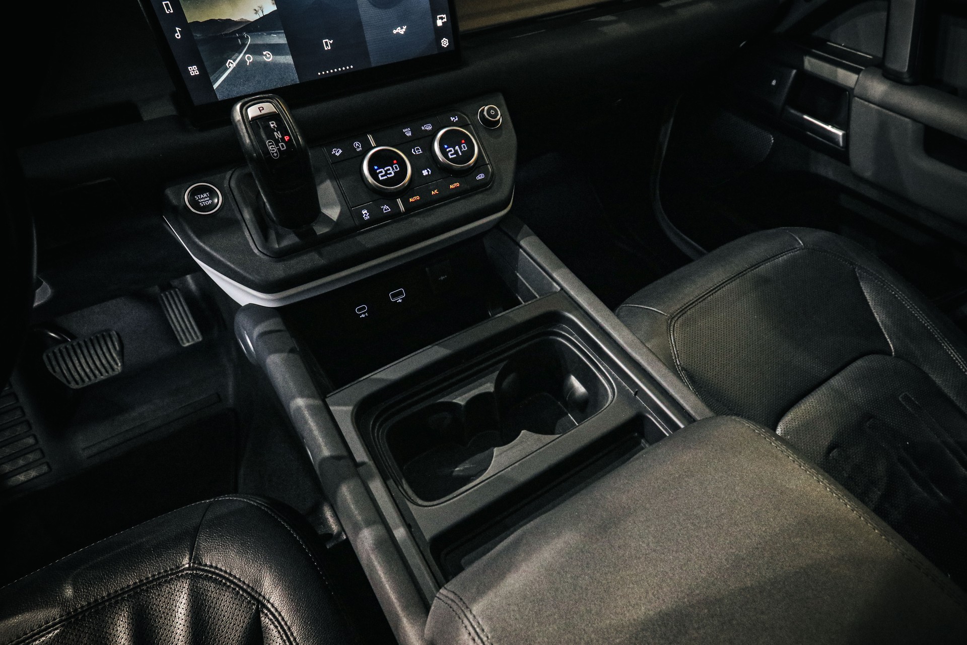 LAND ROVER Defender 90 3.0D I6 X-Dynamic AT8 (22' RAD. / 11.4' SCREEN)-image-17