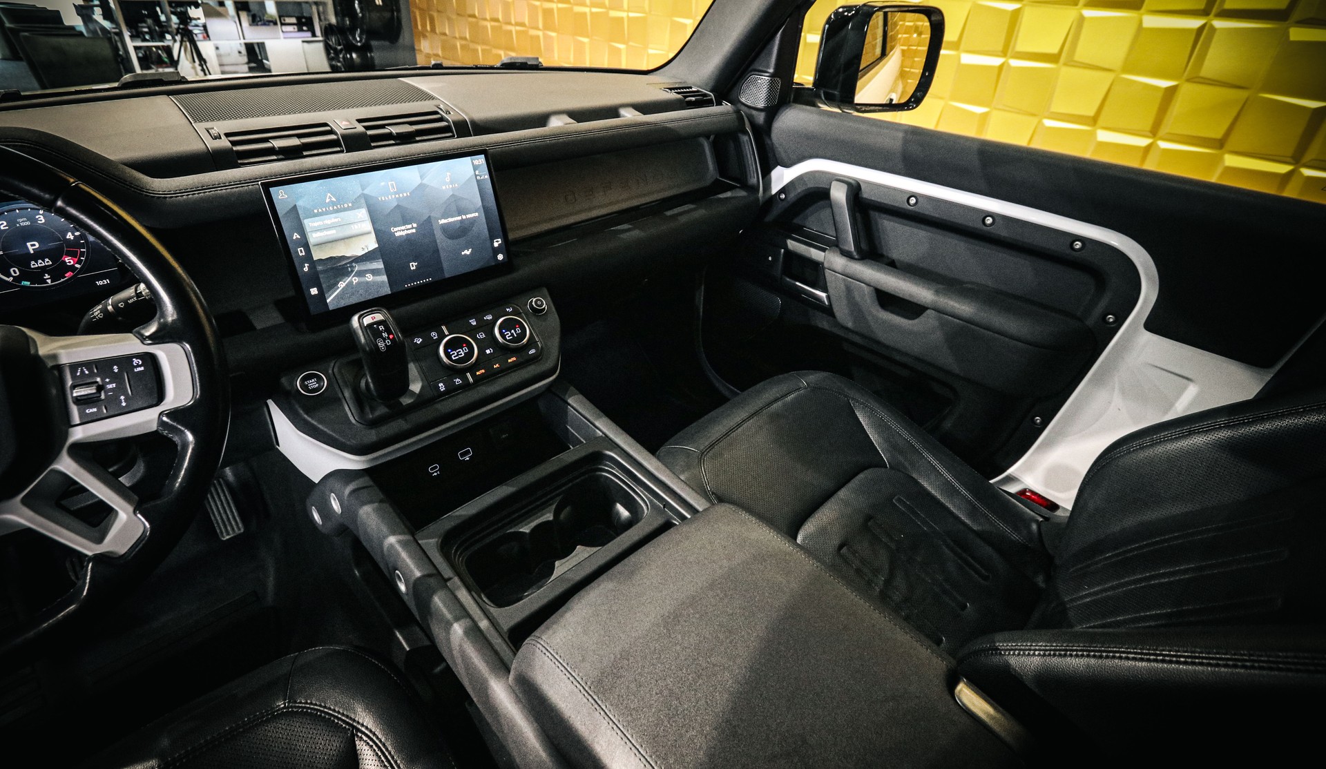 LAND ROVER Defender 90 3.0D I6 X-Dynamic AT8 (22' RAD. / 11.4' SCREEN)-image-16
