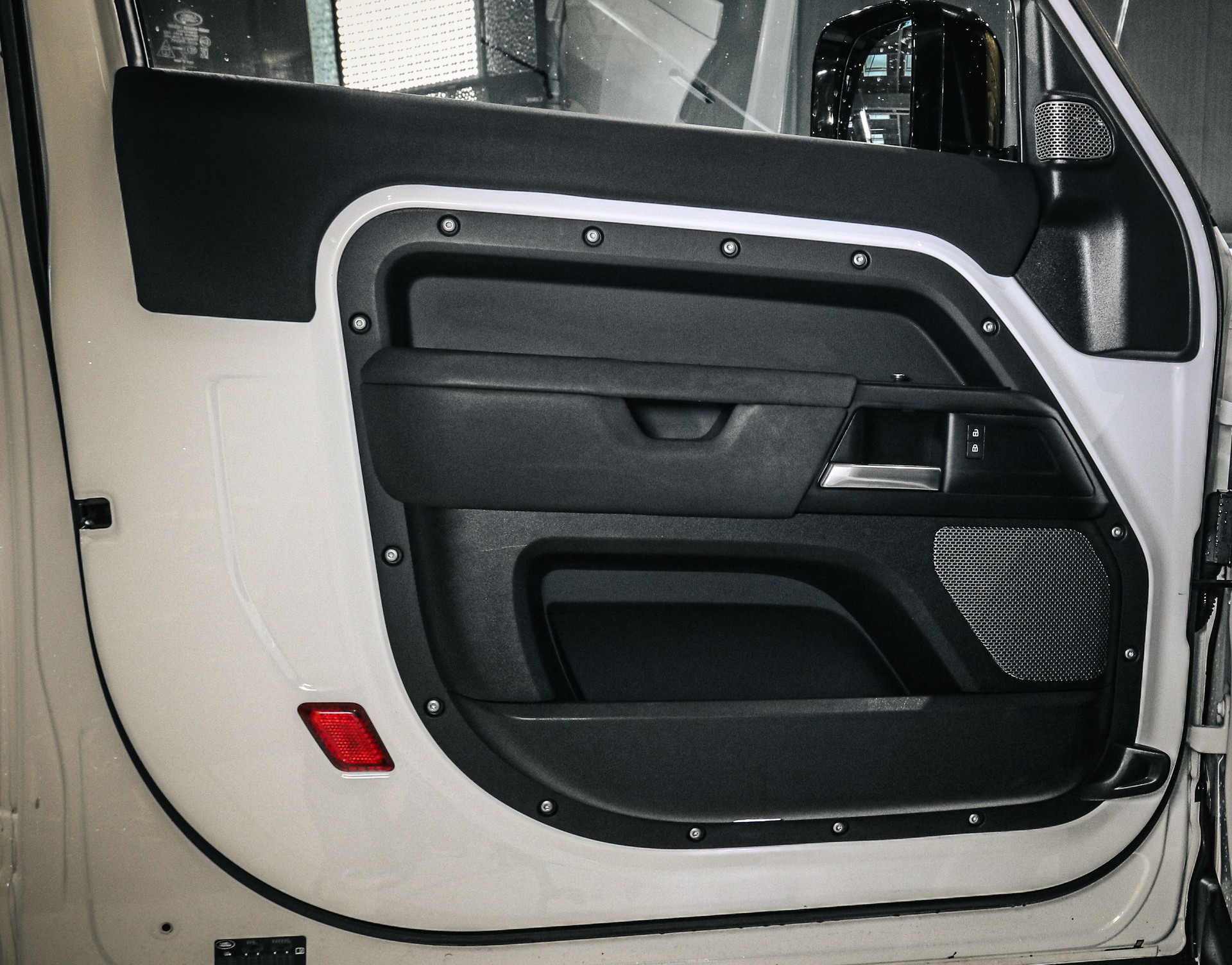 LAND ROVER Defender 90 3.0D I6 X-Dynamic AT8 (22' RAD. / 11.4' SCREEN)-image-24