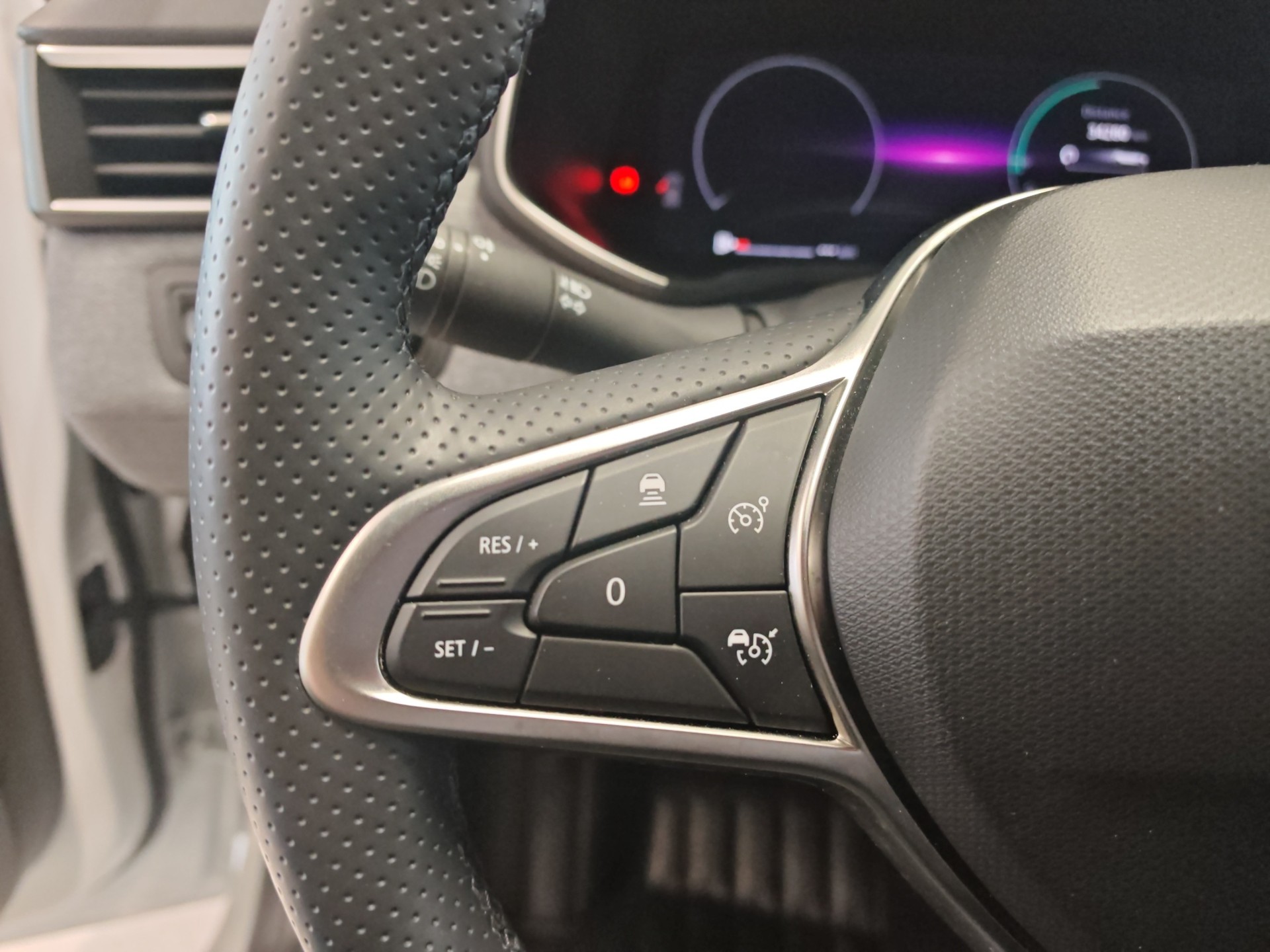 RENAULT Clio 1.6 E-Tech Techno-image-19