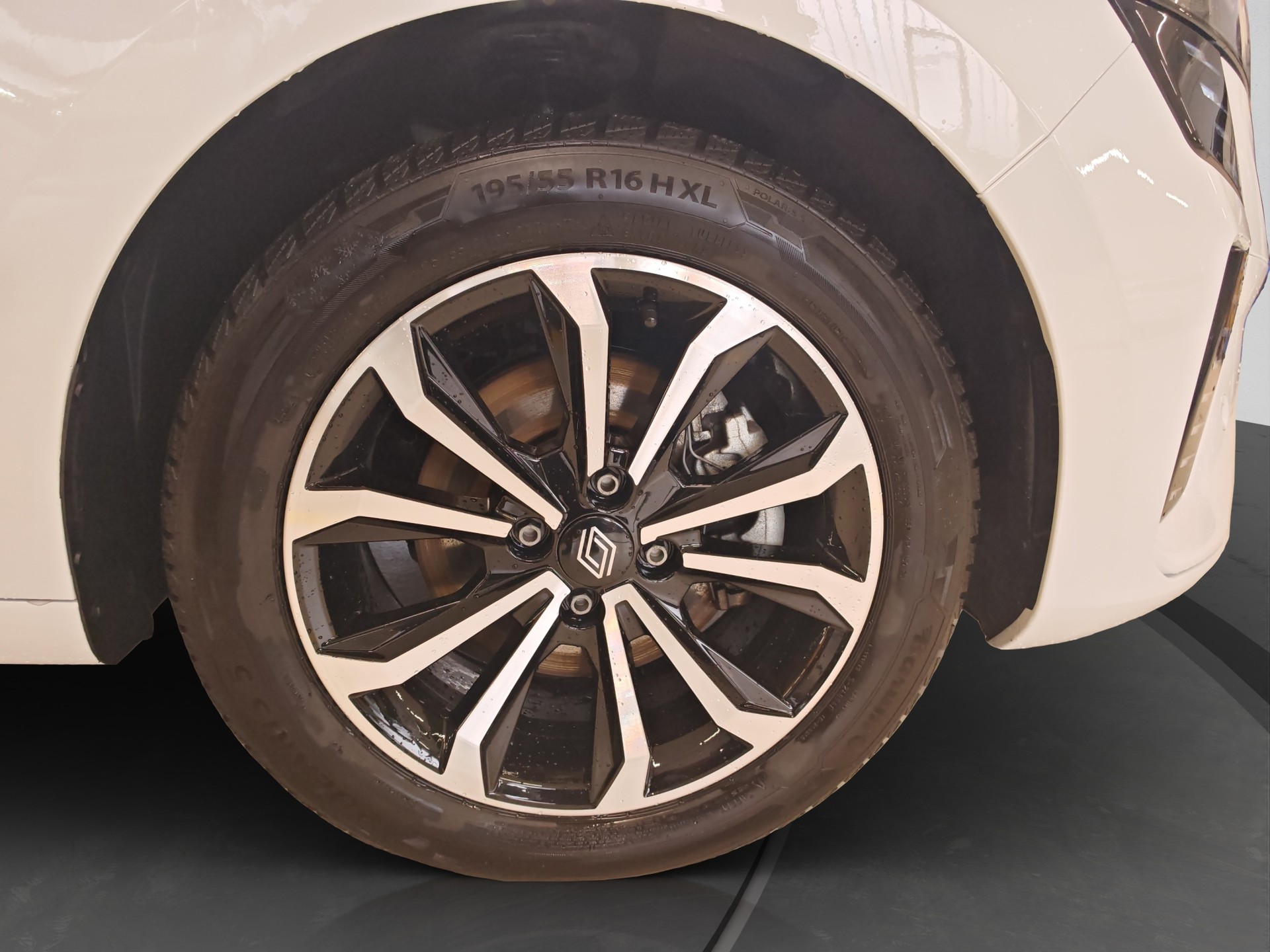 RENAULT Clio 1.6 E-Tech Techno-image-17