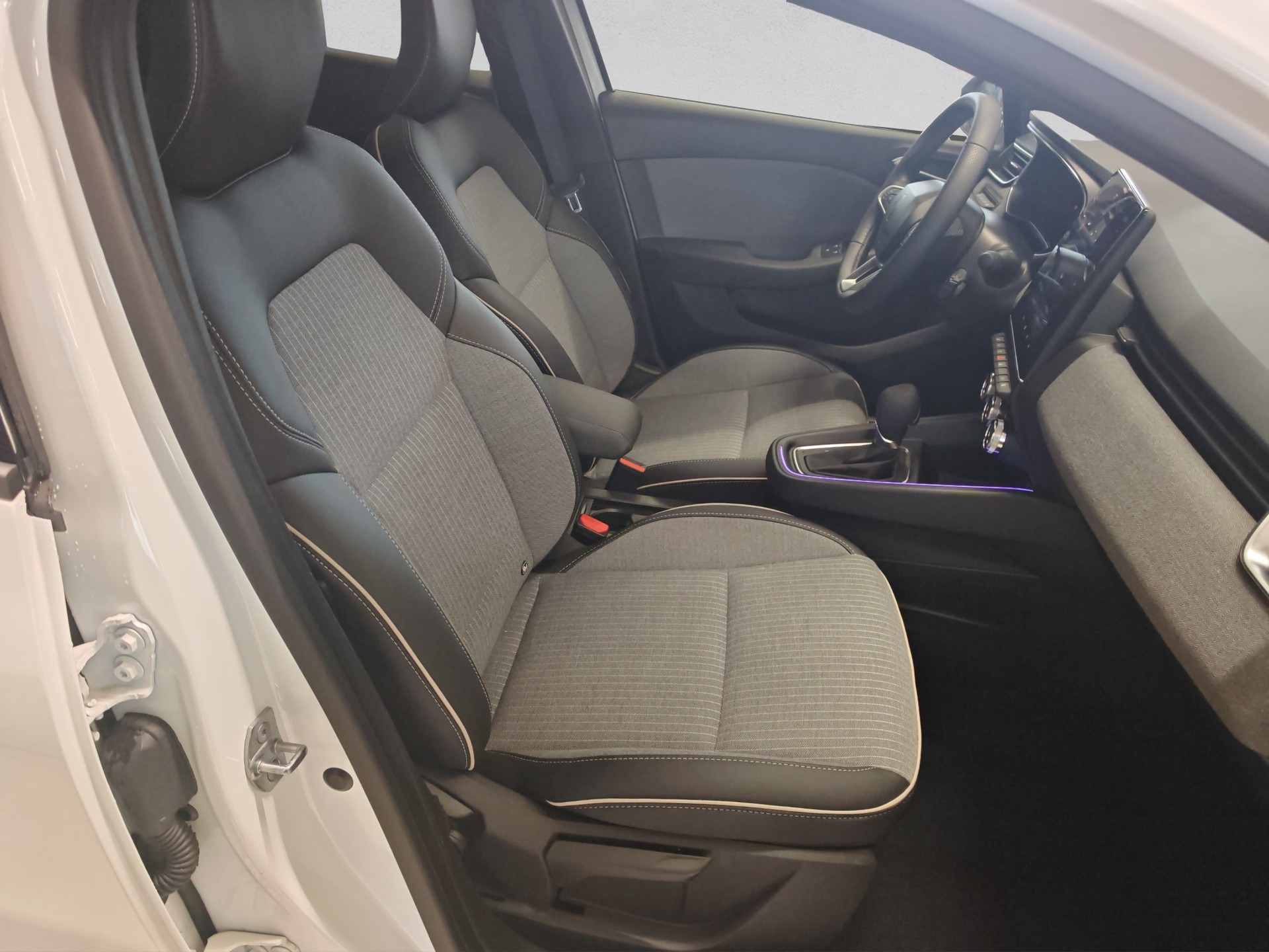 RENAULT Clio 1.6 E-Tech Techno-image-16