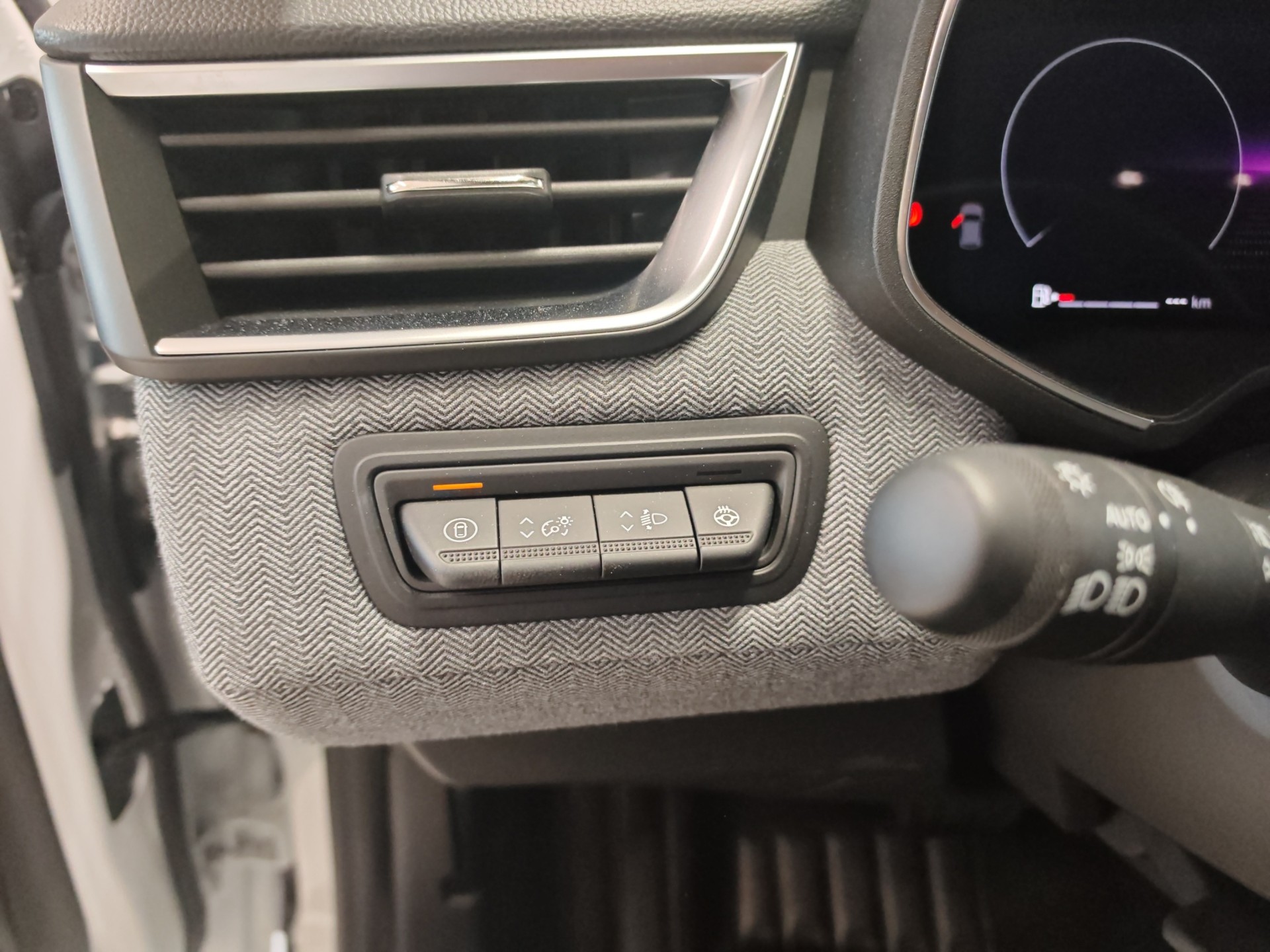 RENAULT Clio 1.6 E-Tech Techno-image-18