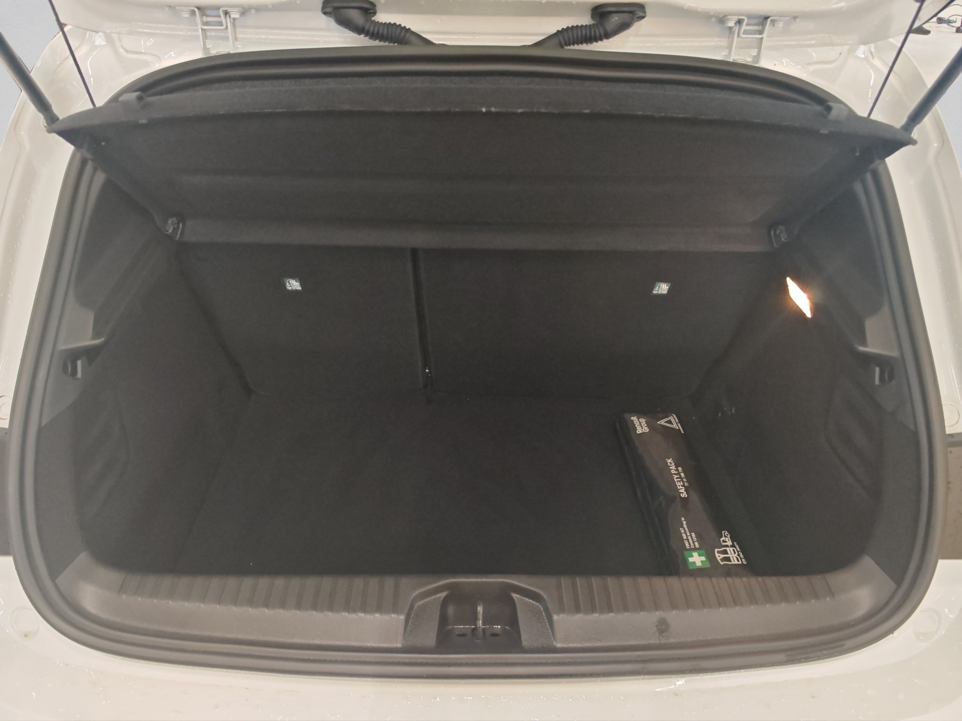 RENAULT Clio 1.6 E-Tech Techno-image-15
