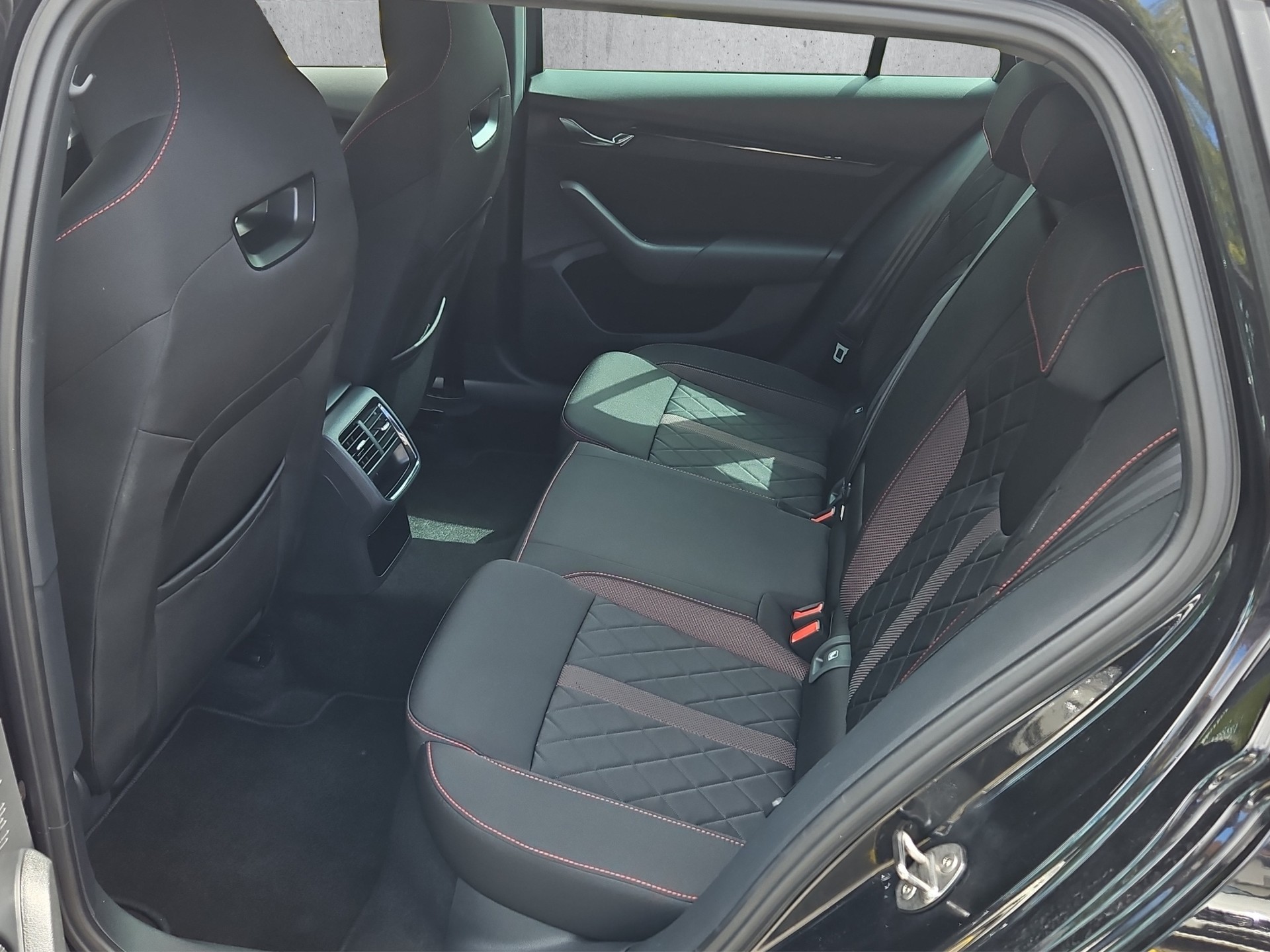 SKODA Octavia Combi 2.0 TDI DSG RS 4x4-image-14