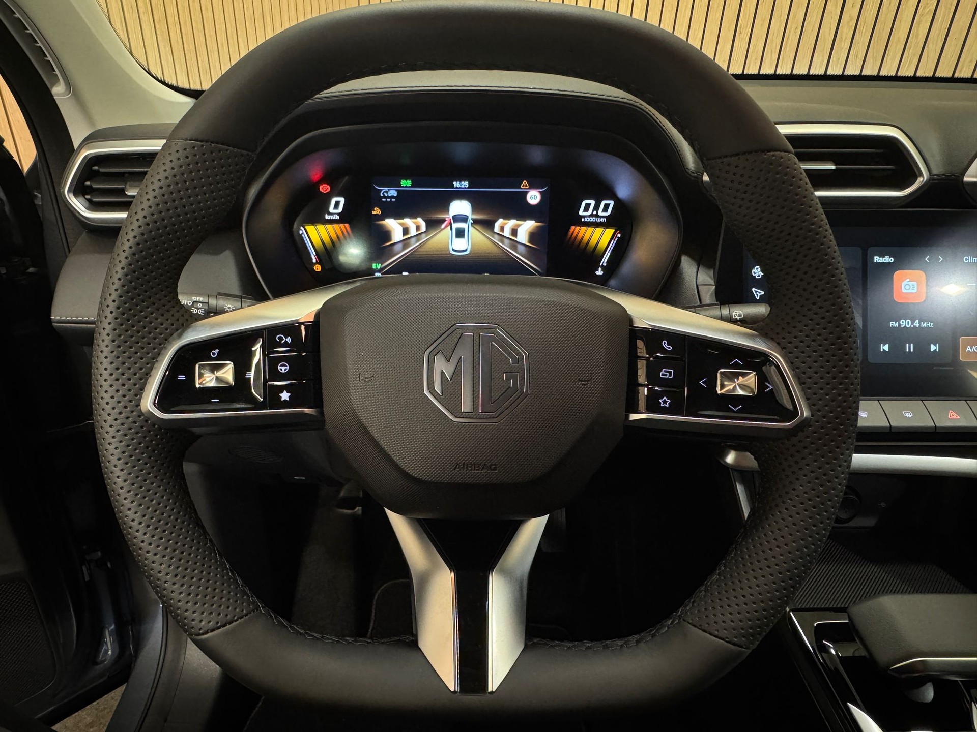 MG ZS 1.5 HEV Luxury-image-9