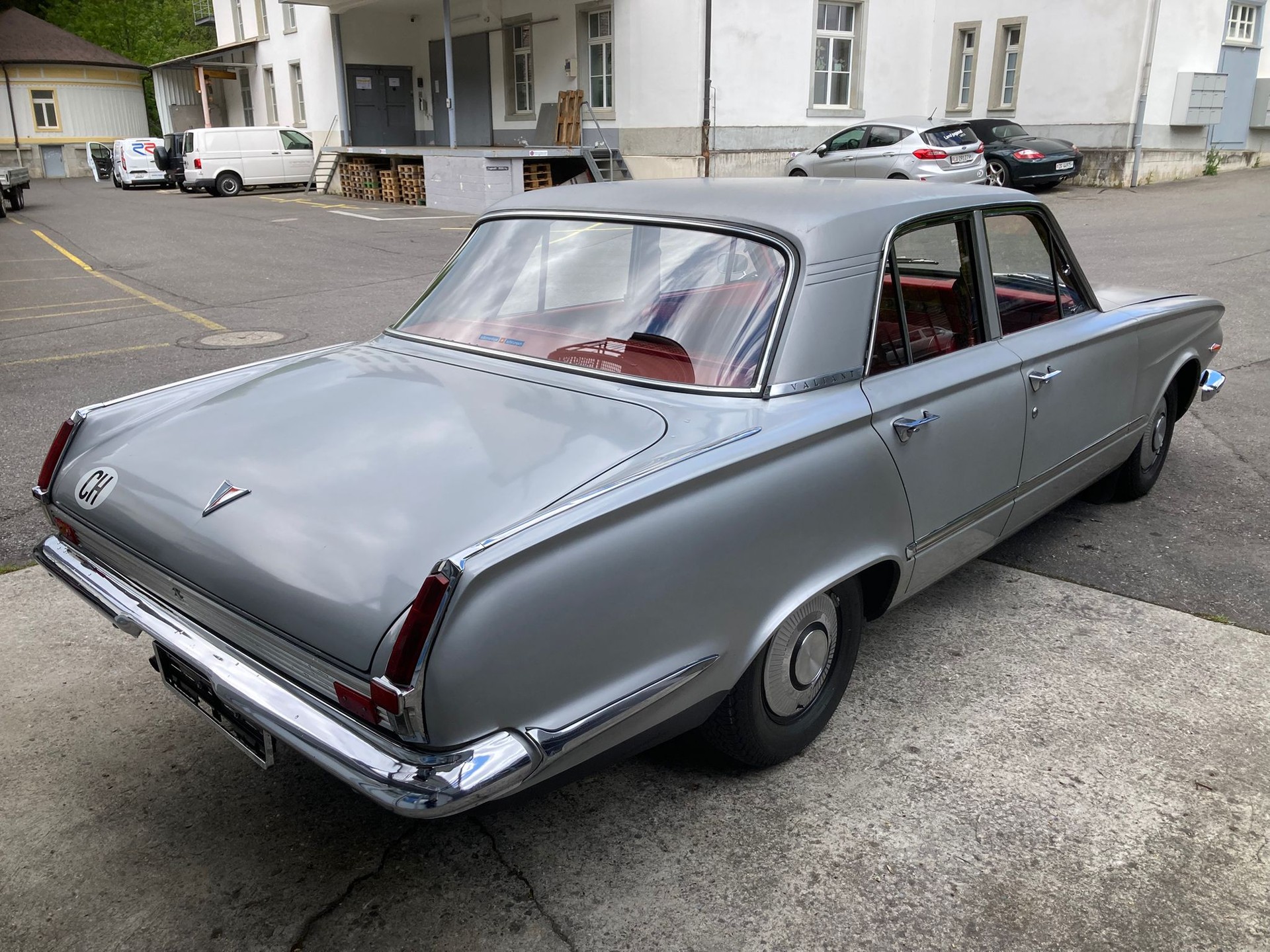 CHRYSLER Schinznach Montage-showroom-element-1