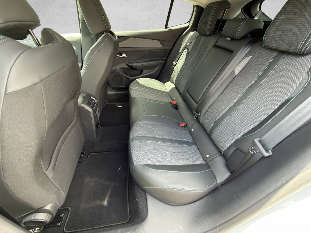 PEUGEOT 408 1.2 Hybrid Allure-image-6