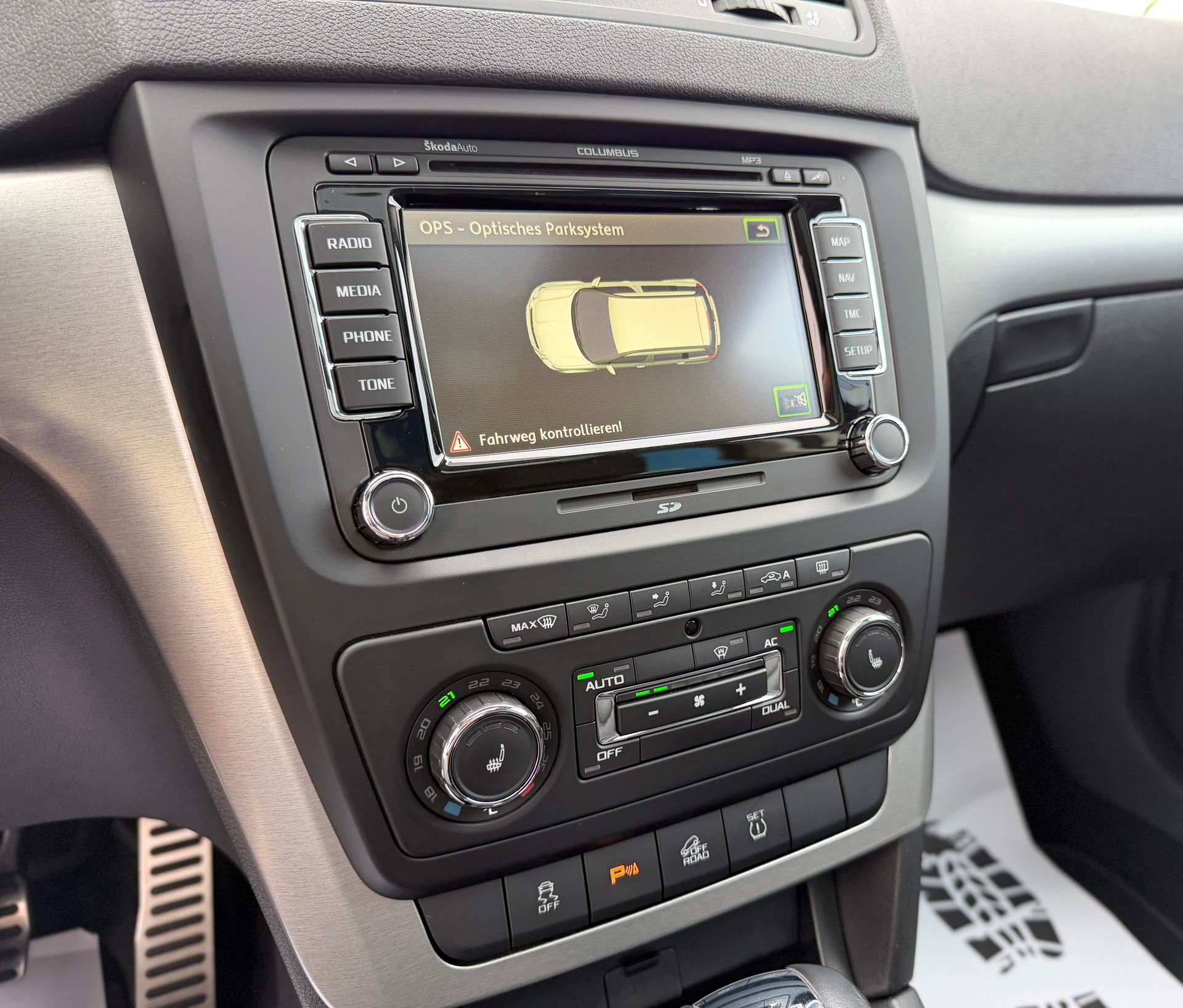 SKODA Yeti 2.0 TDI Elegance 4x4 DSG-image-27