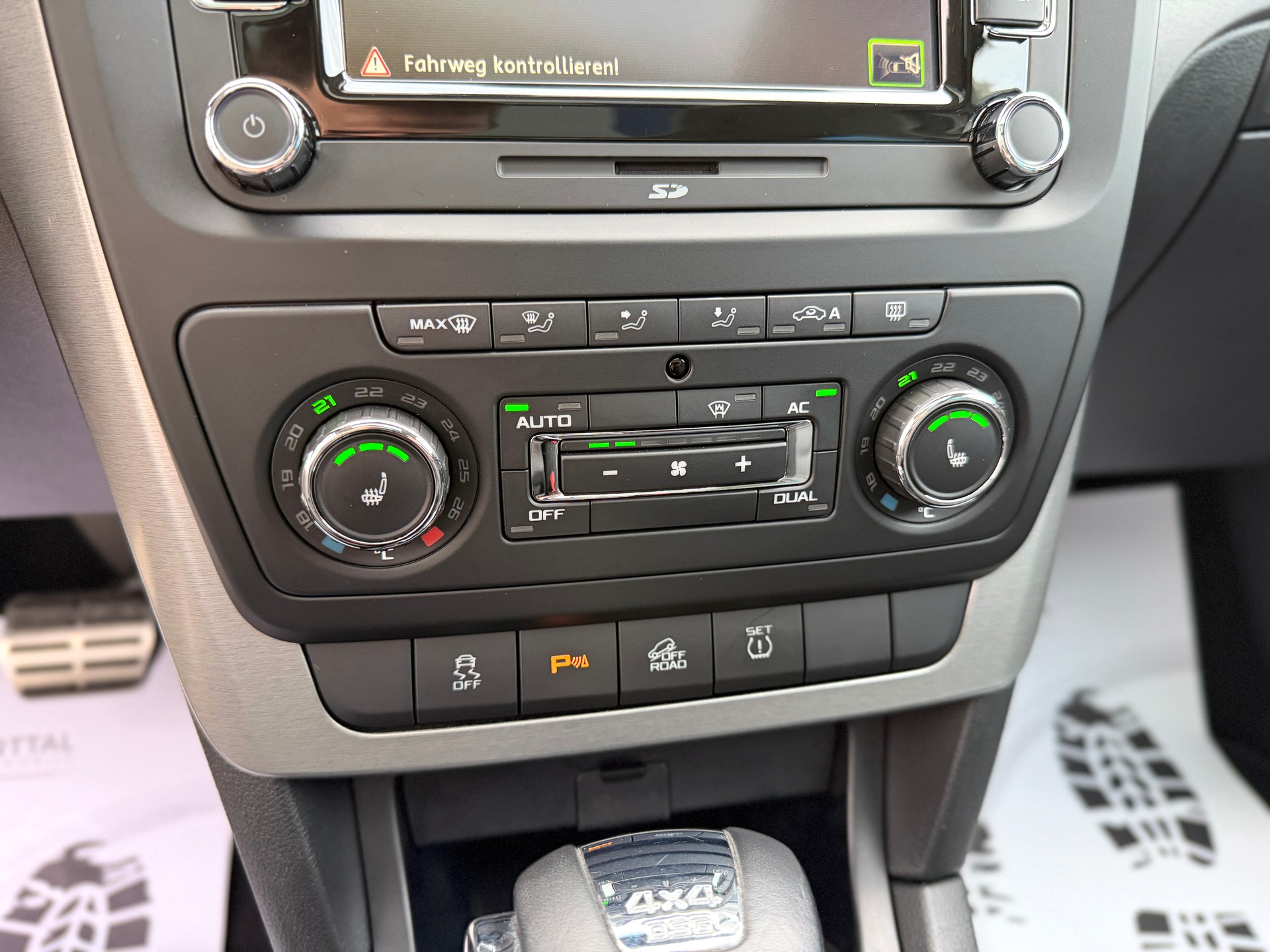 SKODA Yeti 2.0 TDI Elegance 4x4 DSG-image-28