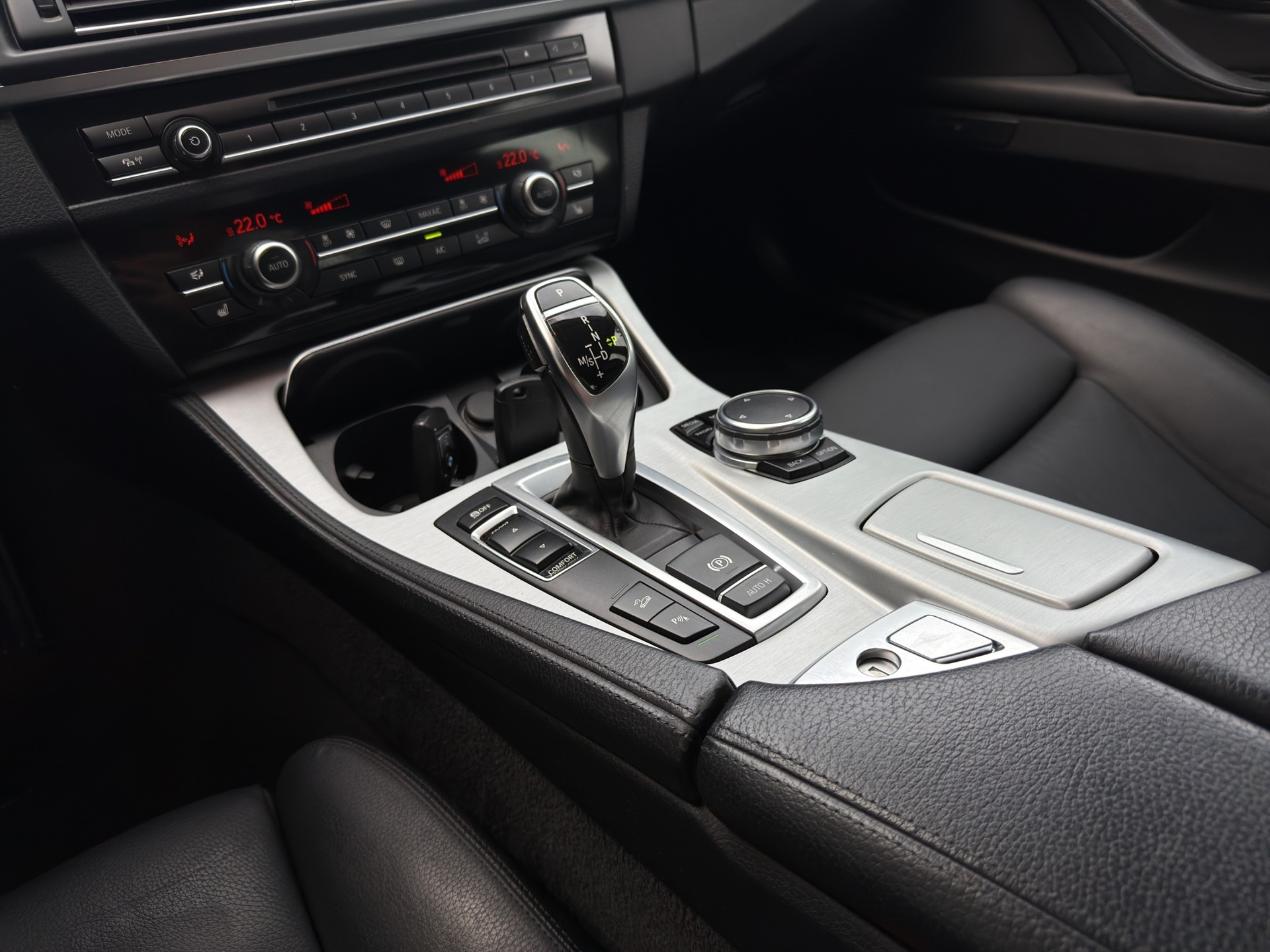 BMW 528i Touring xDrive Luxury Line Steptronic-image-15