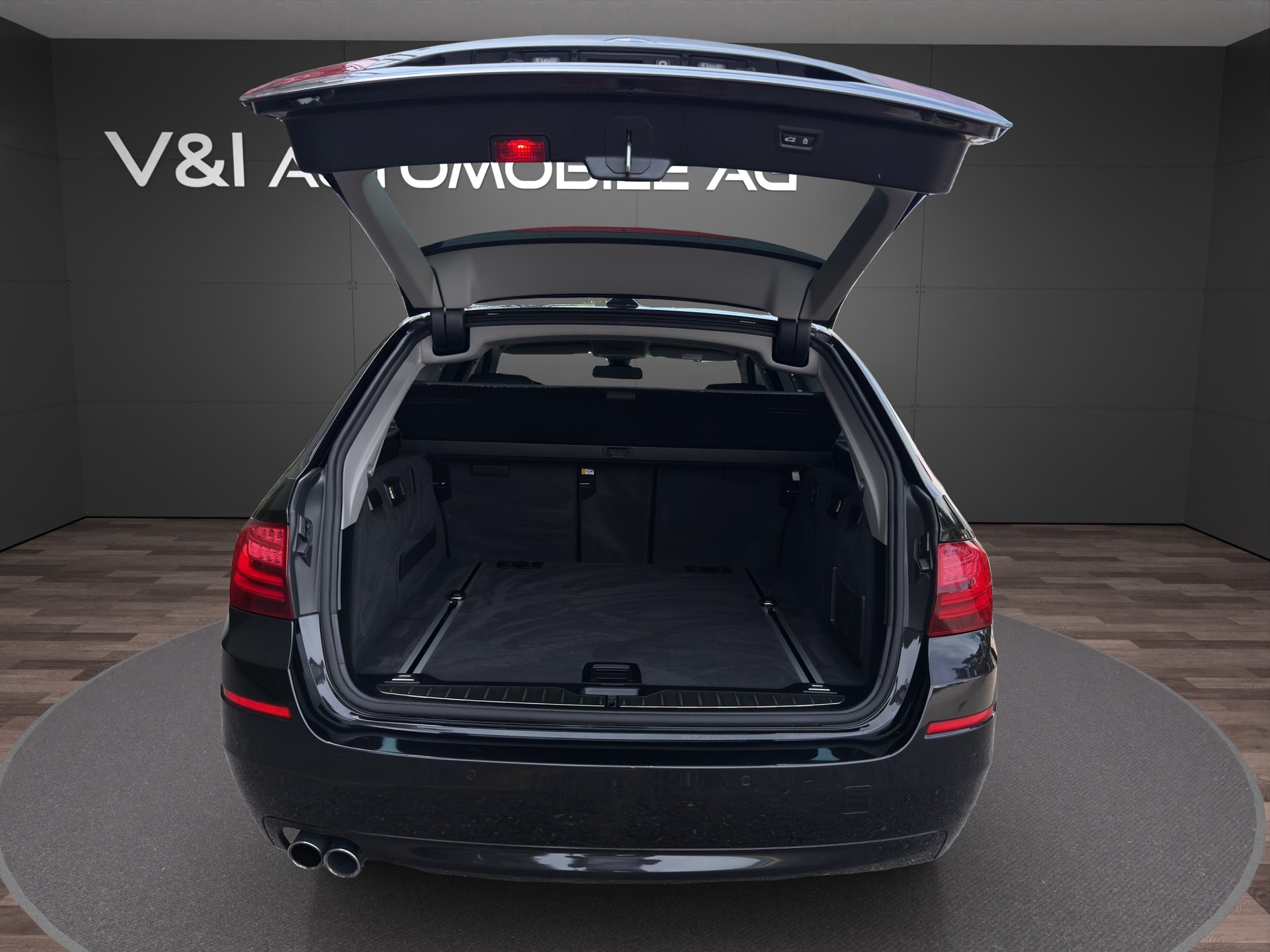 BMW 528i Touring xDrive Luxury Line Steptronic-image-21