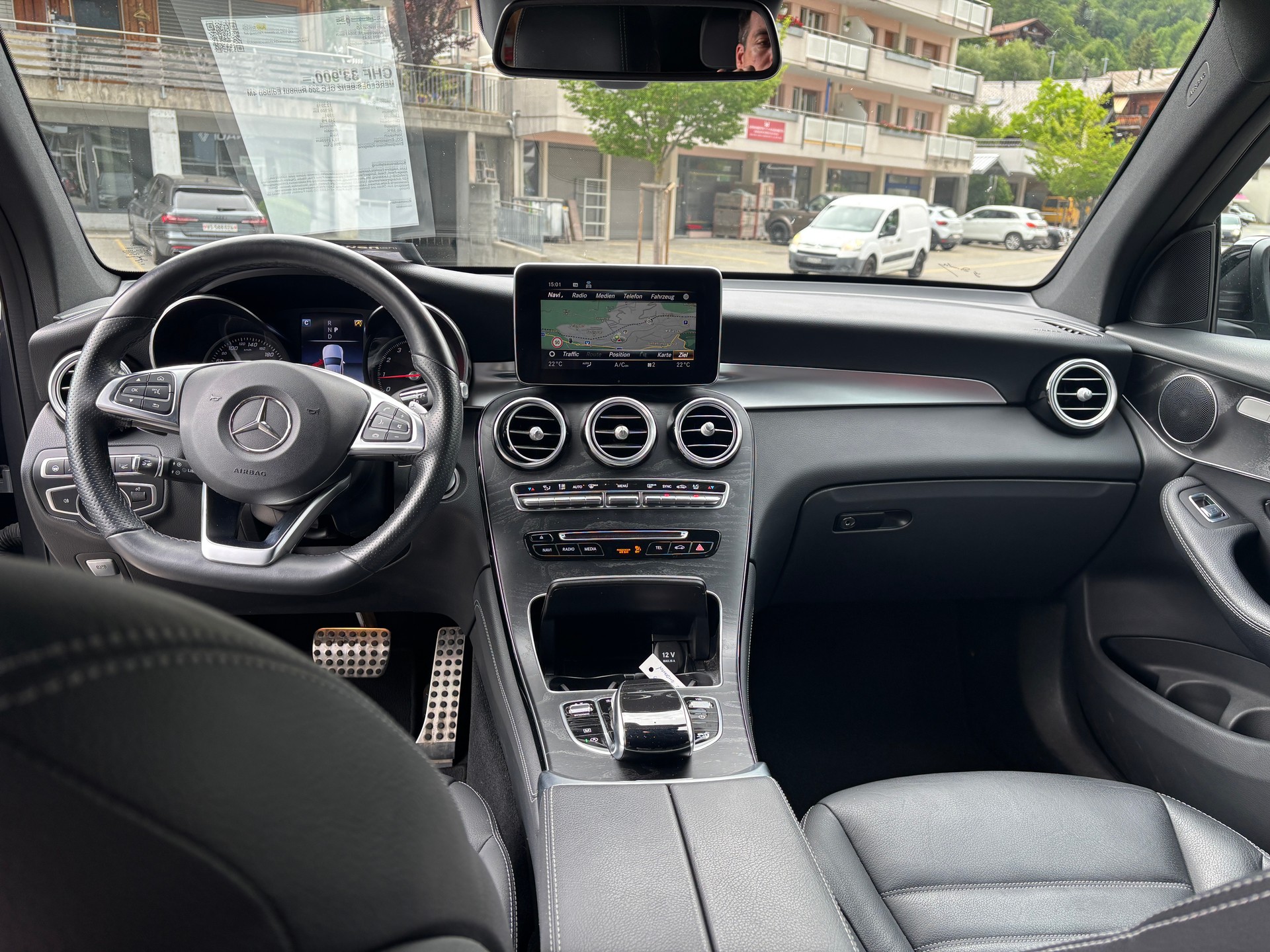 MERCEDES-BENZ GLC 300 Runout Edition AMG Line 4M-image-12