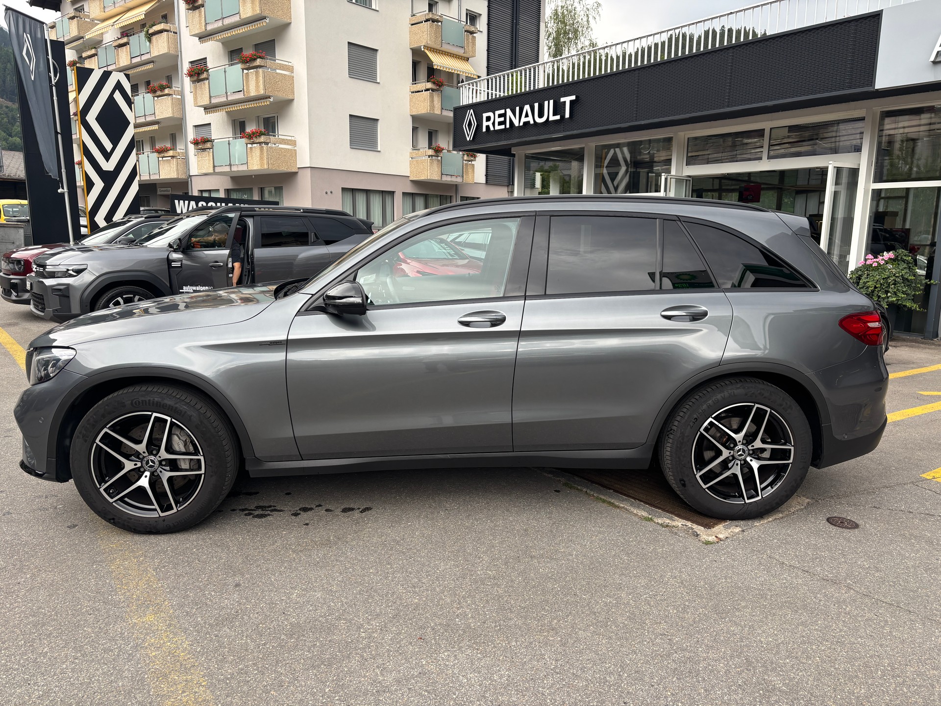 MERCEDES-BENZ GLC 300 Runout Edition AMG Line 4M-image-4