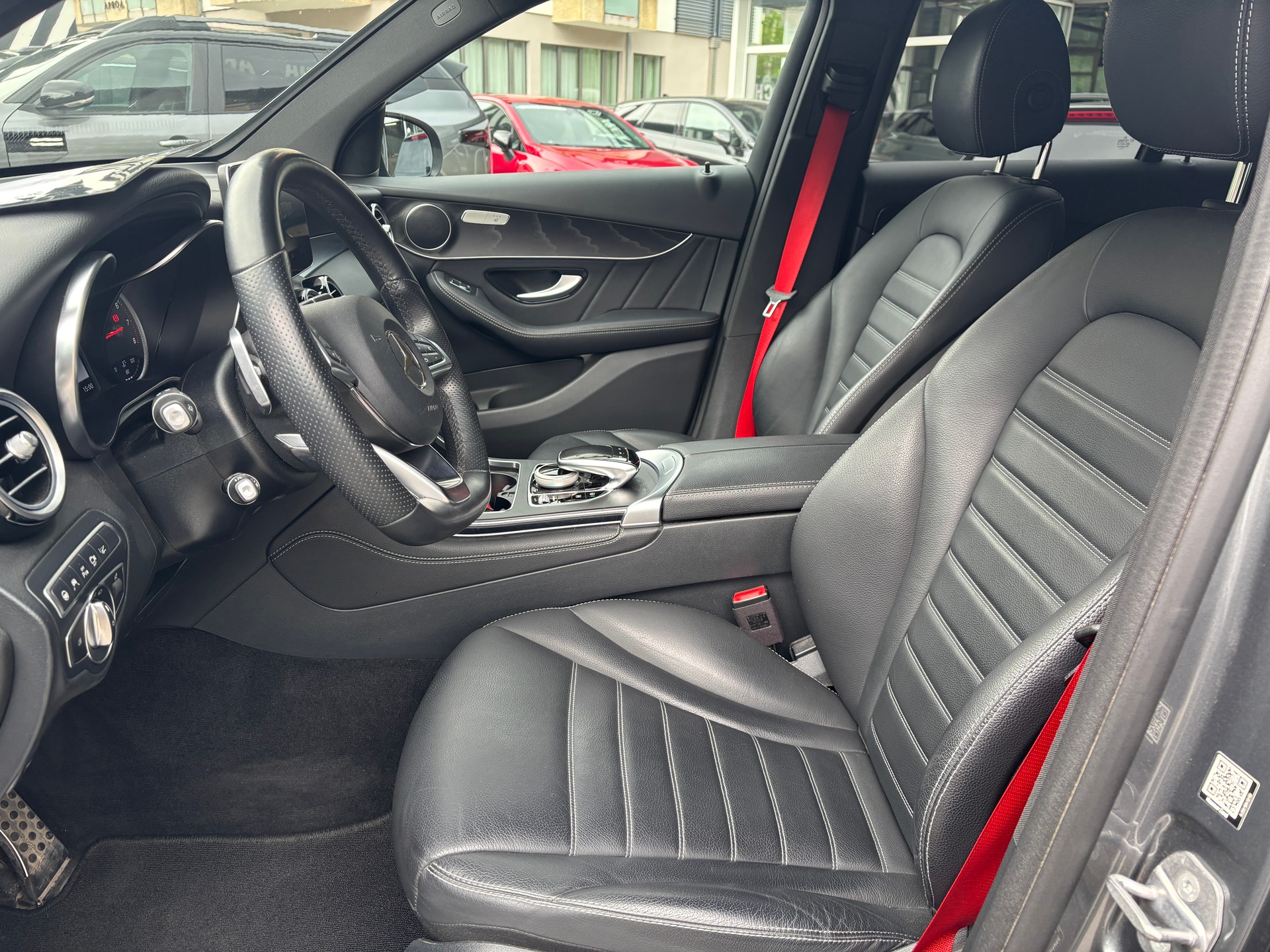 MERCEDES-BENZ GLC 300 Runout Edition AMG Line 4M-image-5