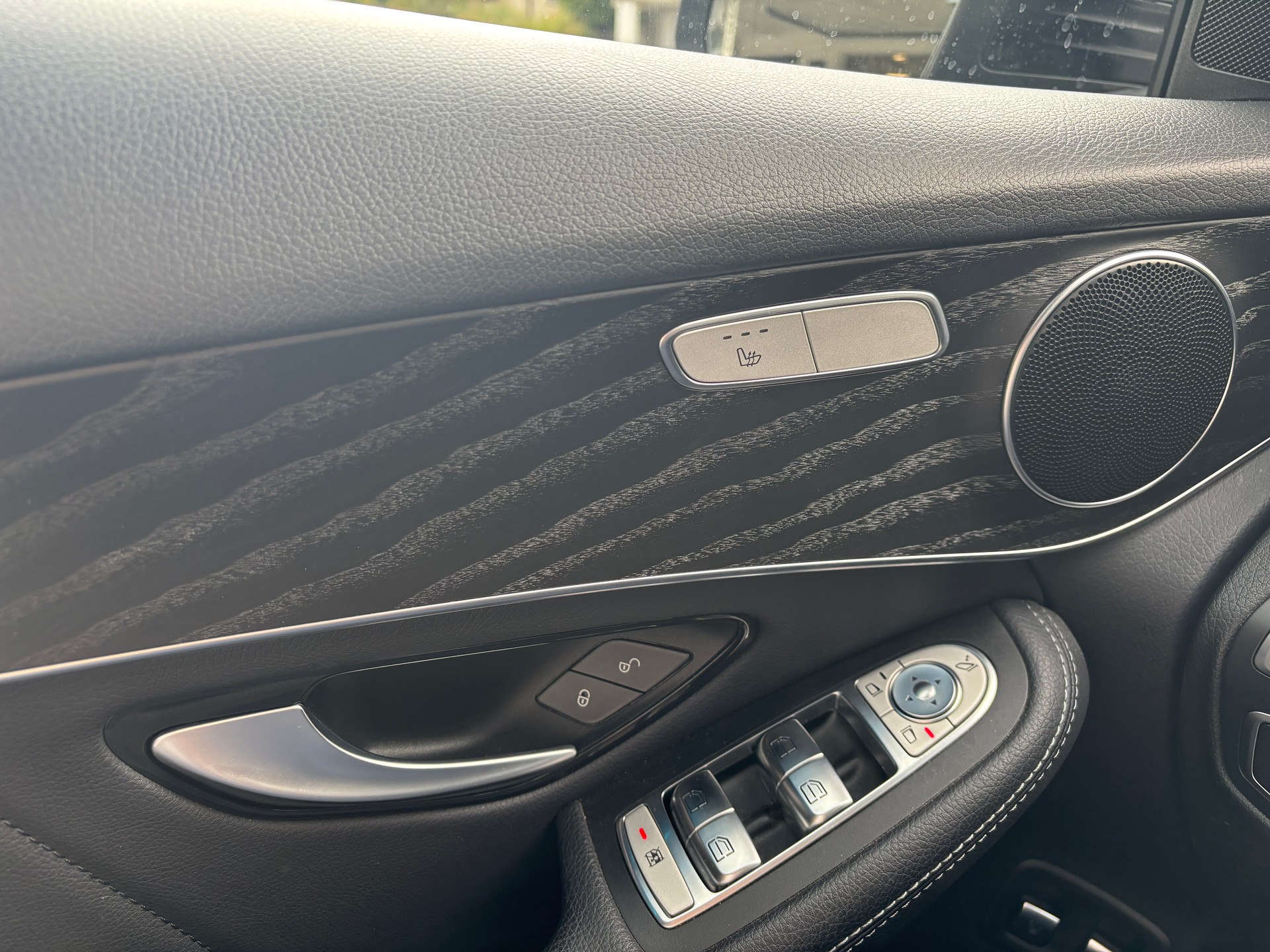 MERCEDES-BENZ GLC 300 Runout Edition AMG Line 4M-image-10