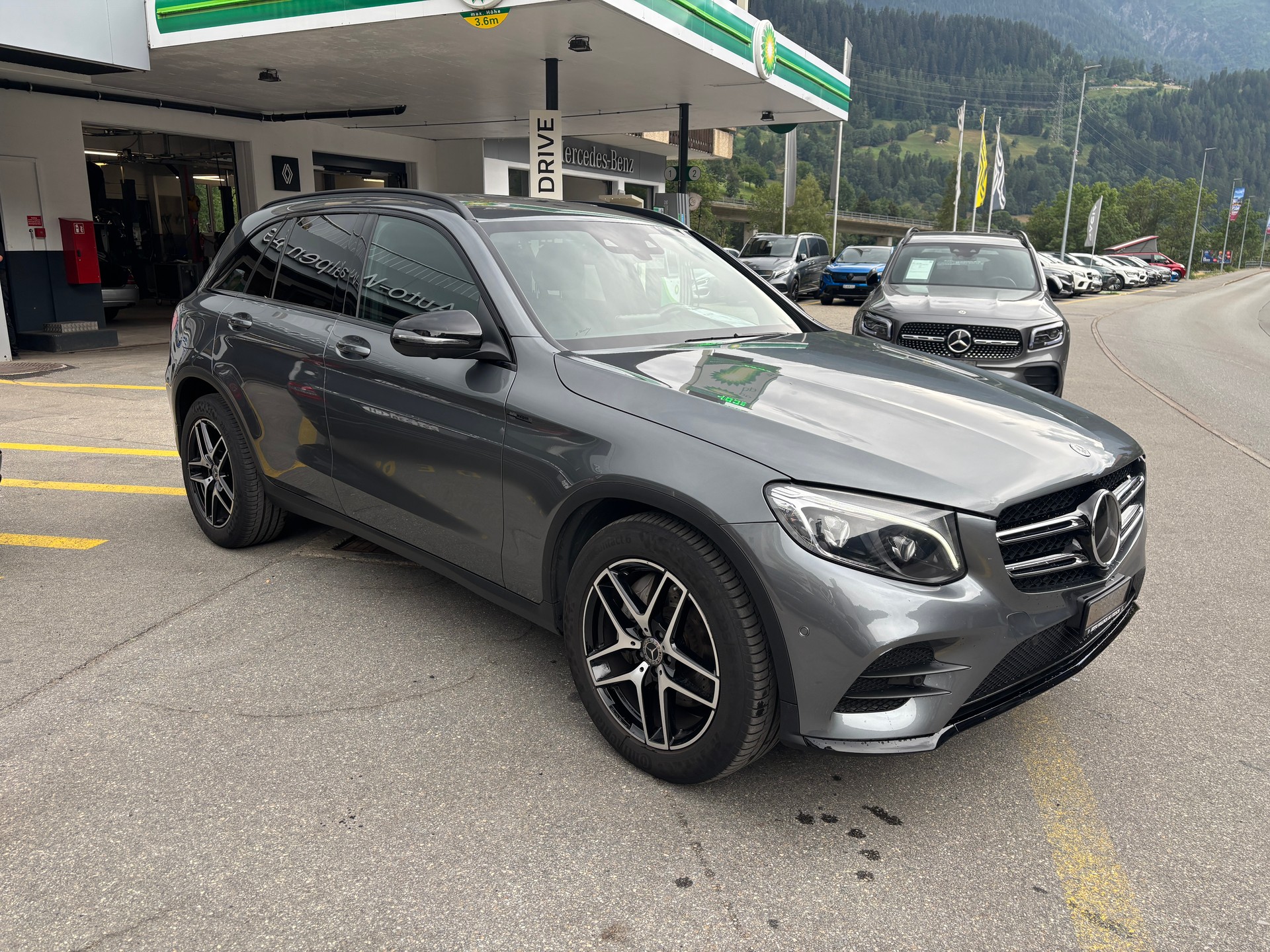 MERCEDES-BENZ GLC 300 Runout Edition AMG Line 4M-showroom-element-1