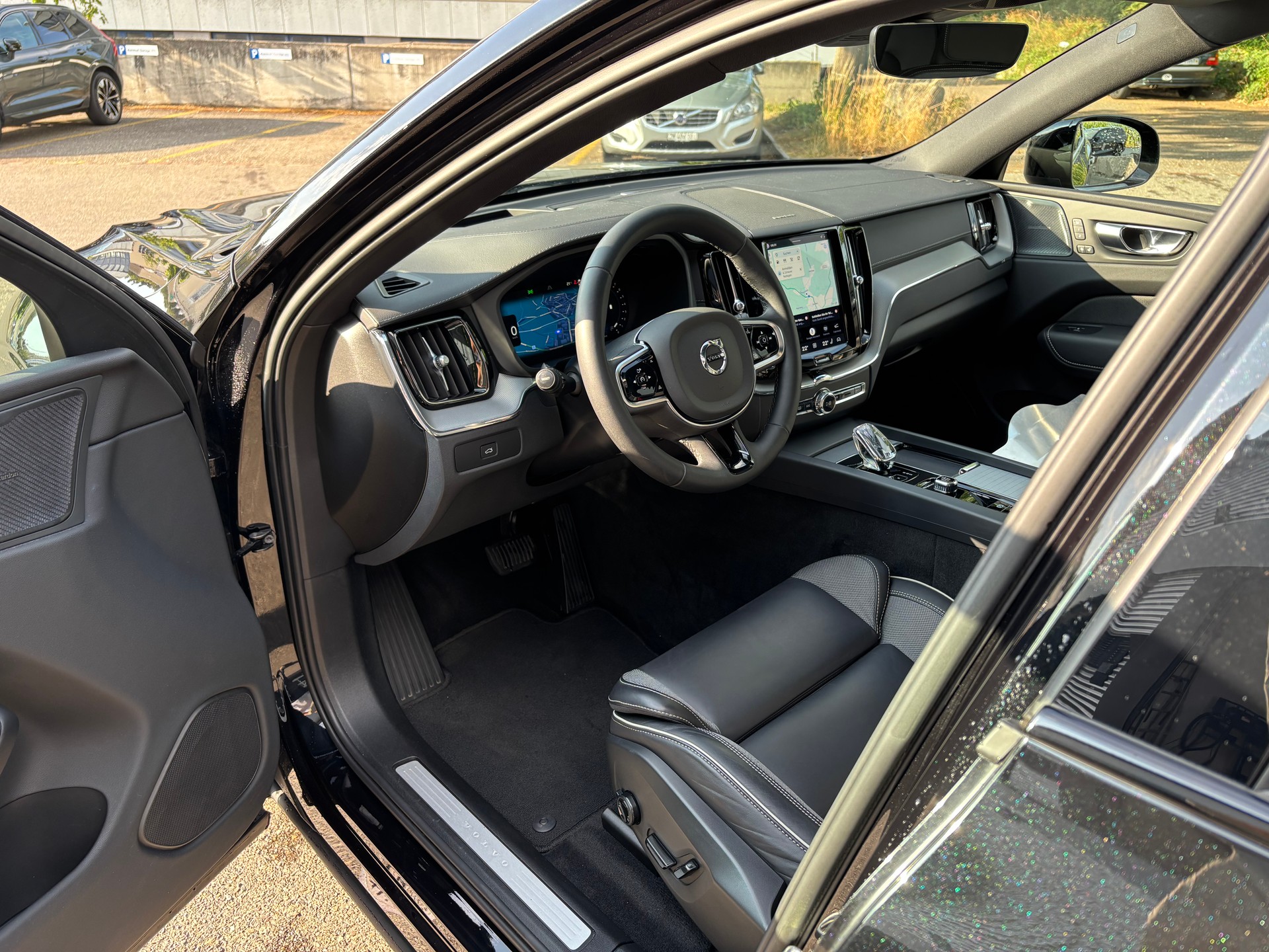 VOLVO XC60 2.0 B5 MH Ultimate Dark AWD-showroom-element-2