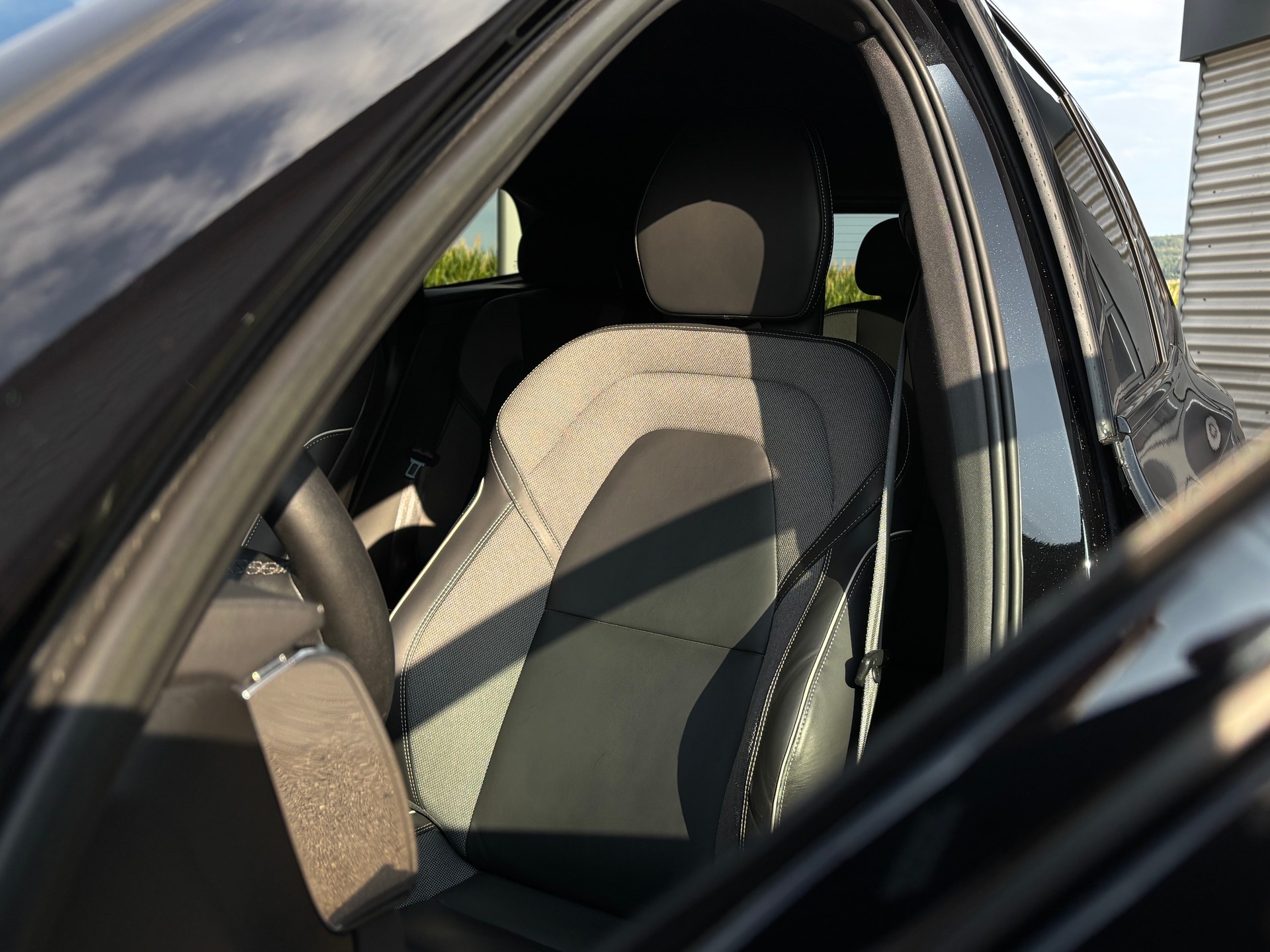 VOLVO XC60 2.0 B5 MH Ultimate Dark AWD-showroom-element-3
