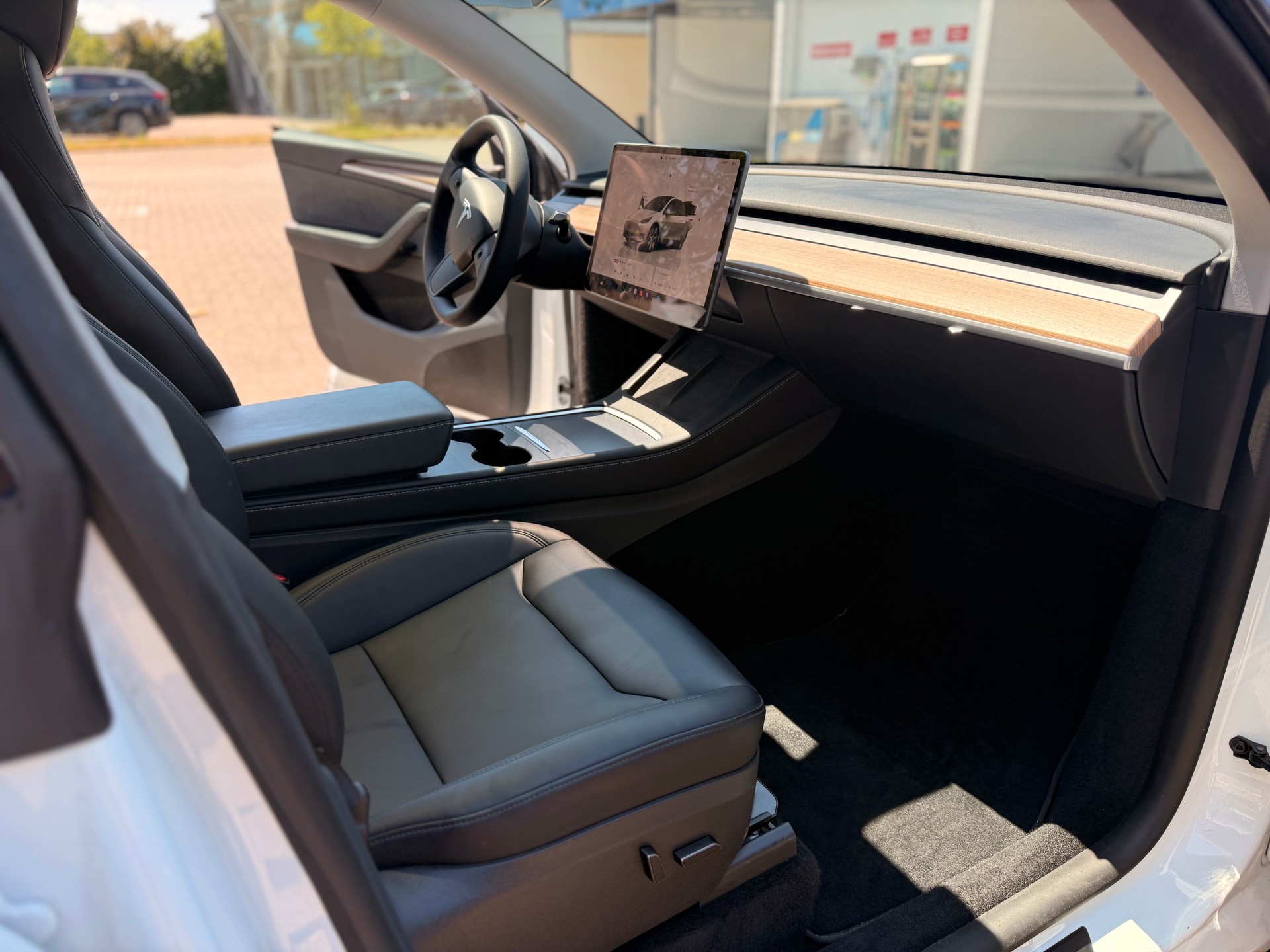 TESLA RWD-image-5