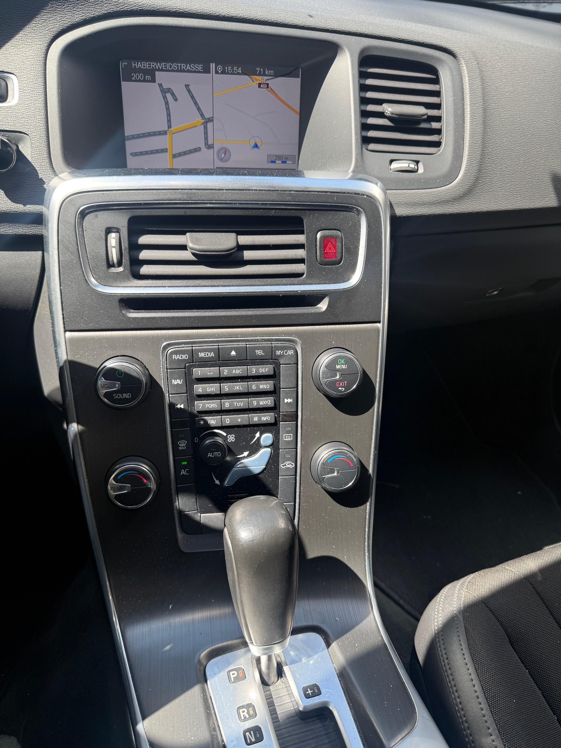 VOLVO V60 D3 Momentum Geartronic-image-12