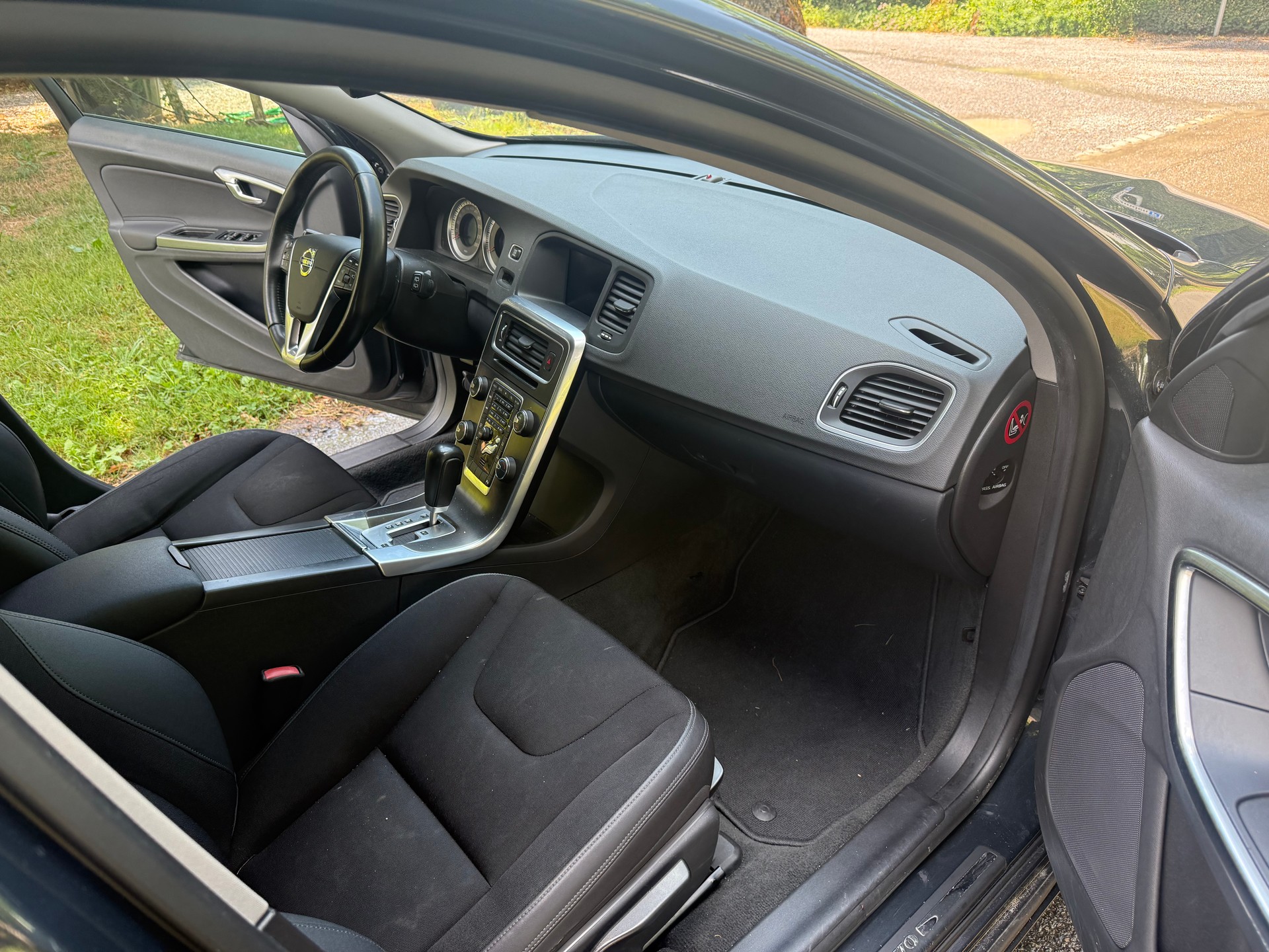 VOLVO V60 D3 Momentum Geartronic-image-9