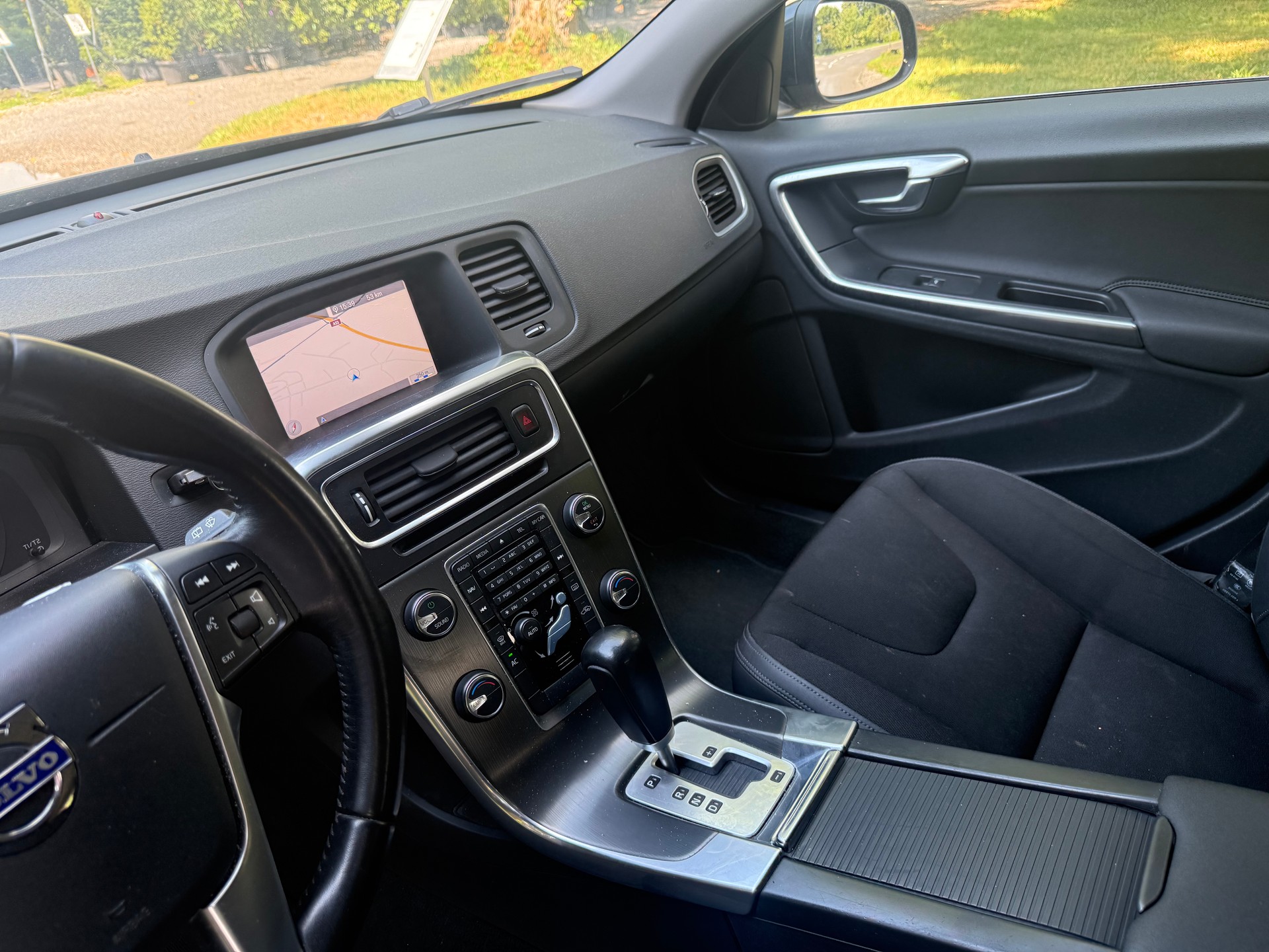 VOLVO V60 D3 Momentum Geartronic-image-11