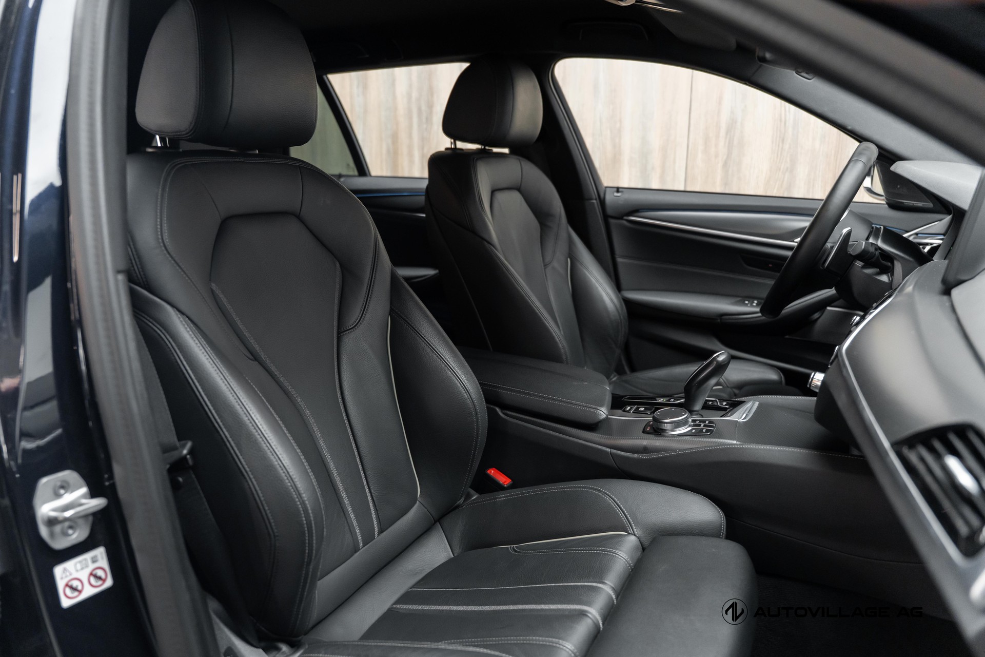 BMW 530e xDrive Touring Pure M Sport Steptronic-image-18