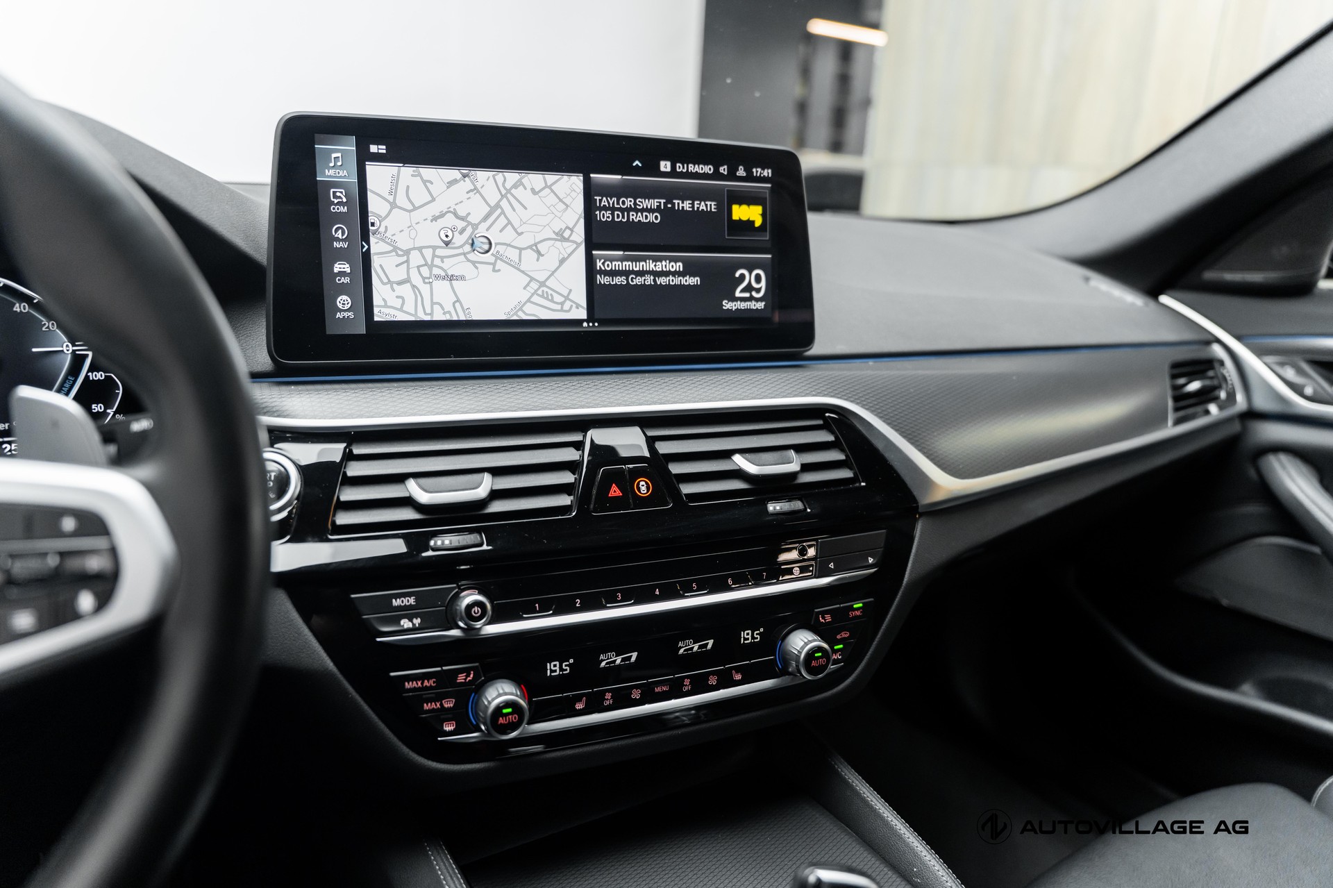 BMW 530e xDrive Touring Pure M Sport Steptronic-image-9