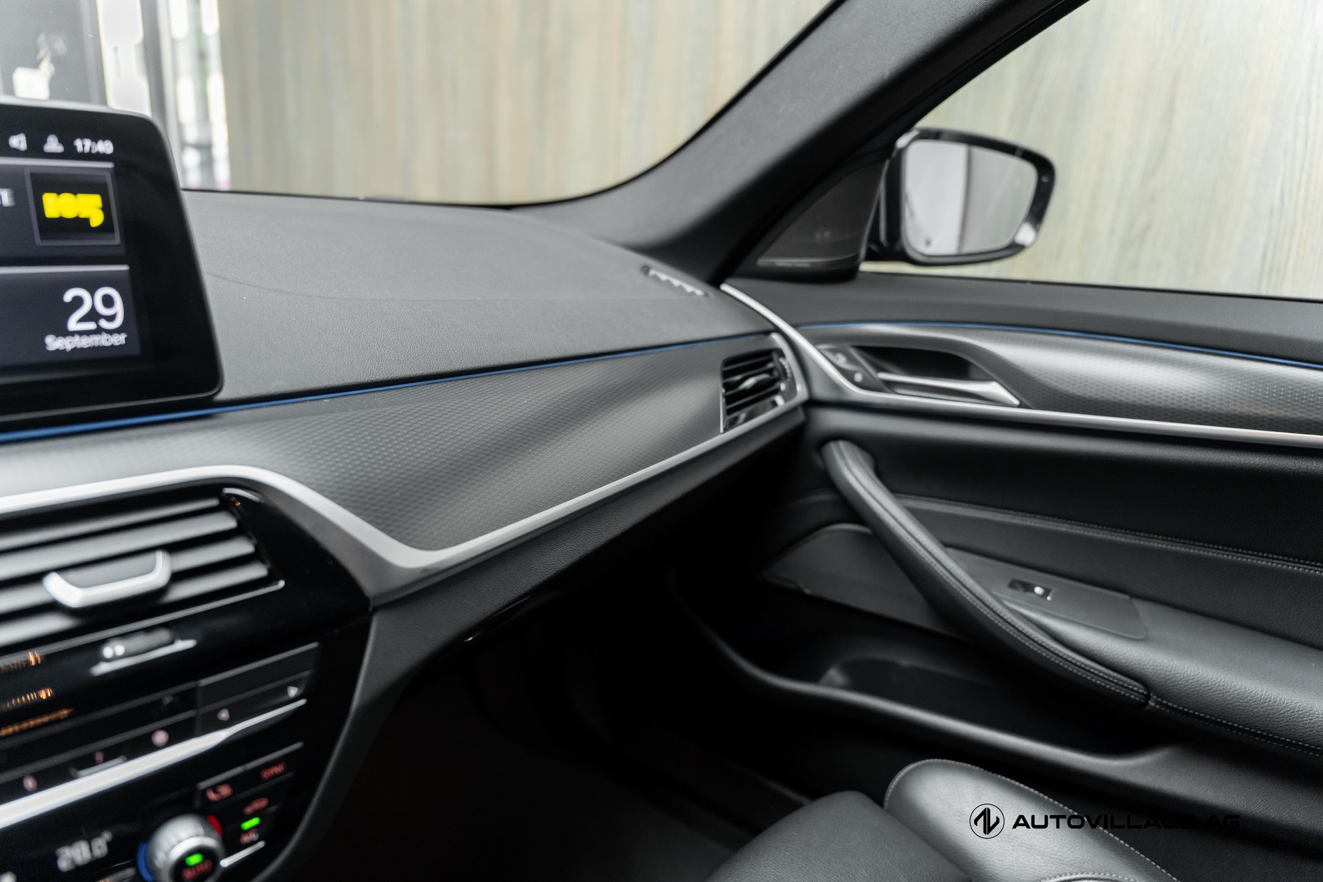 BMW 530e xDrive Touring Pure M Sport Steptronic-image-16