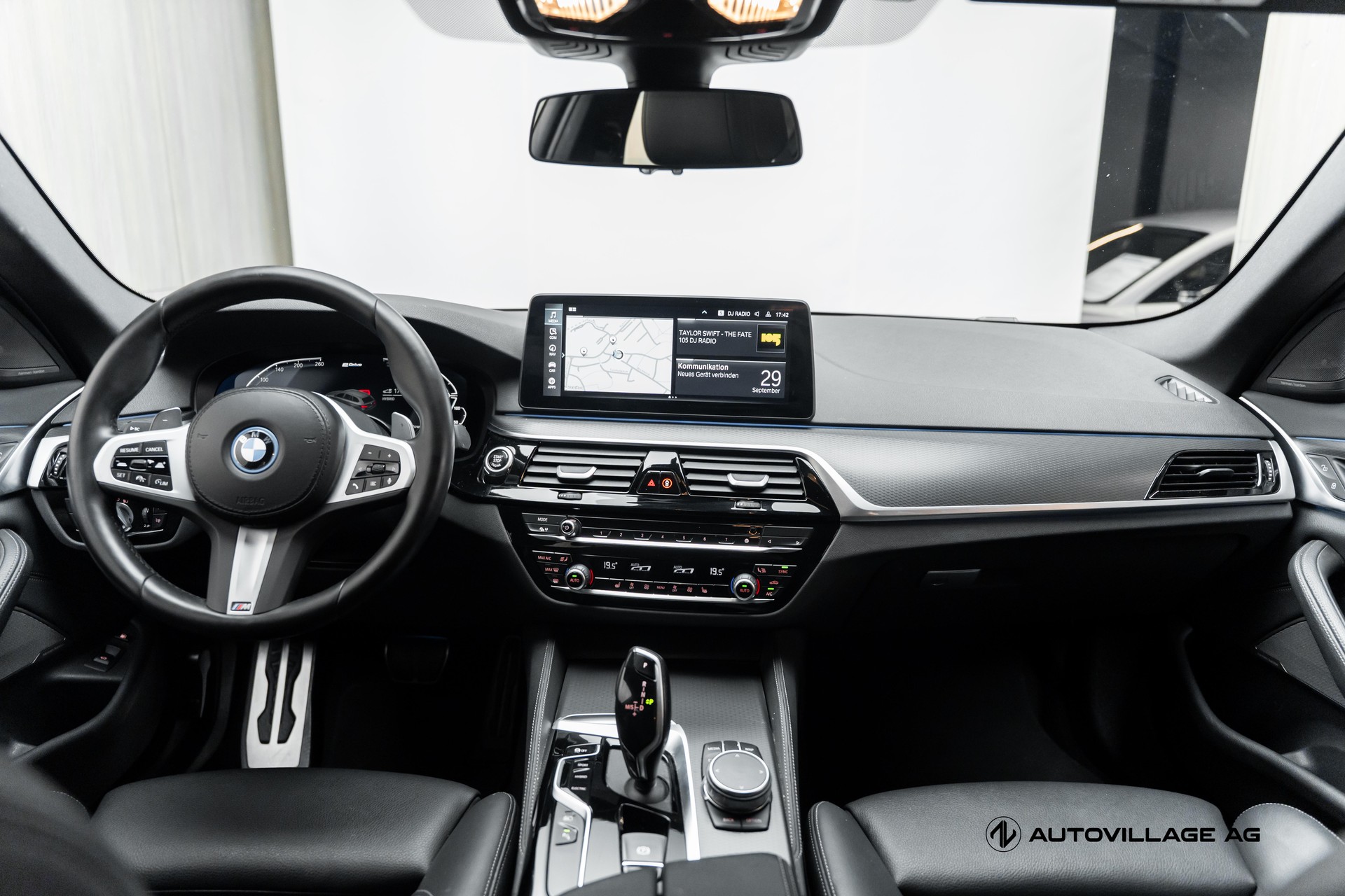 BMW 530e xDrive Touring Pure M Sport Steptronic-showroom-element-2