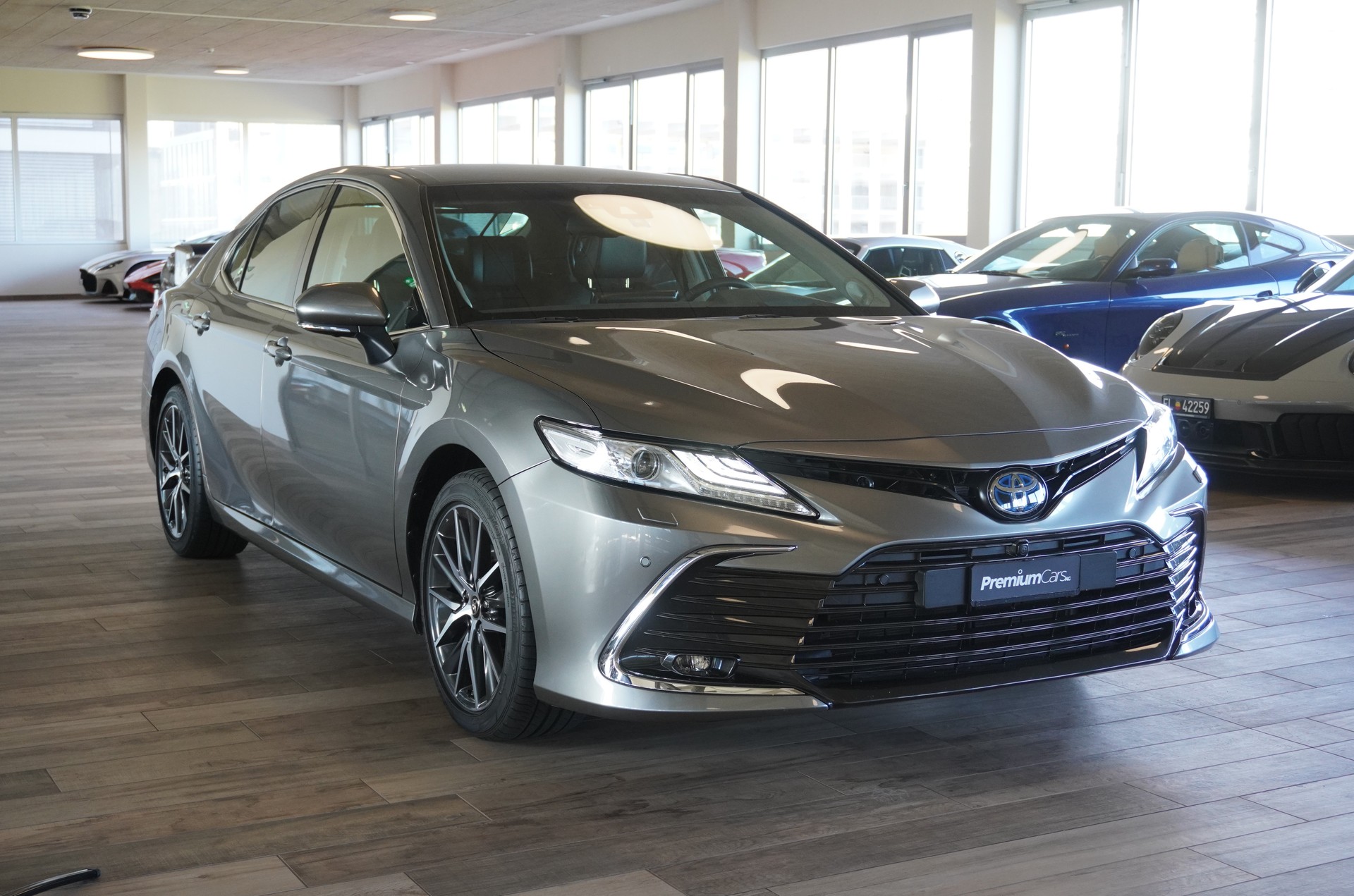 TOYOTA Camry 2.5 HSD e-CVT Premium-showroom-element-2