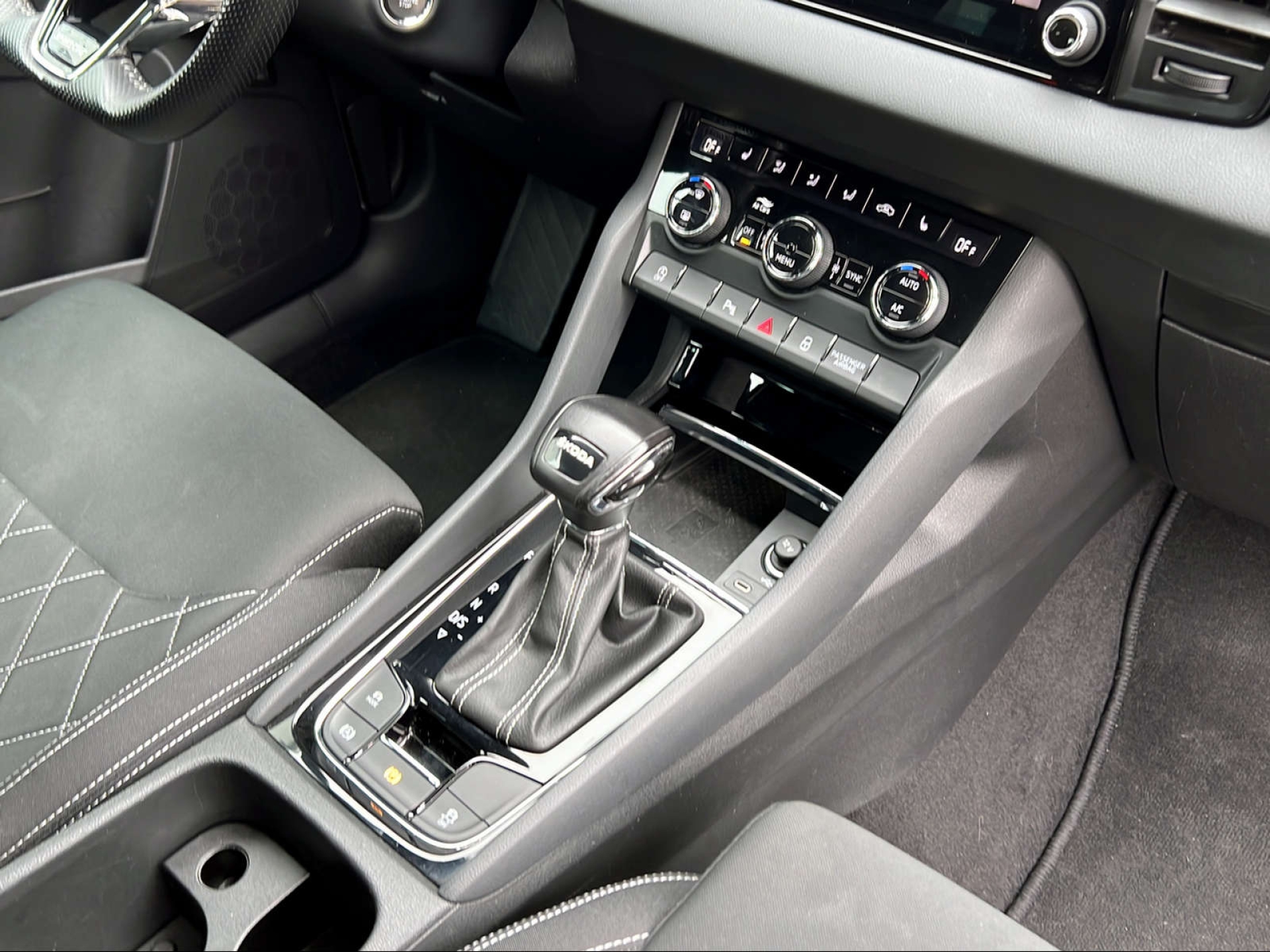 SKODA Karoq 1.5 TSI SportLine DSG-image-10