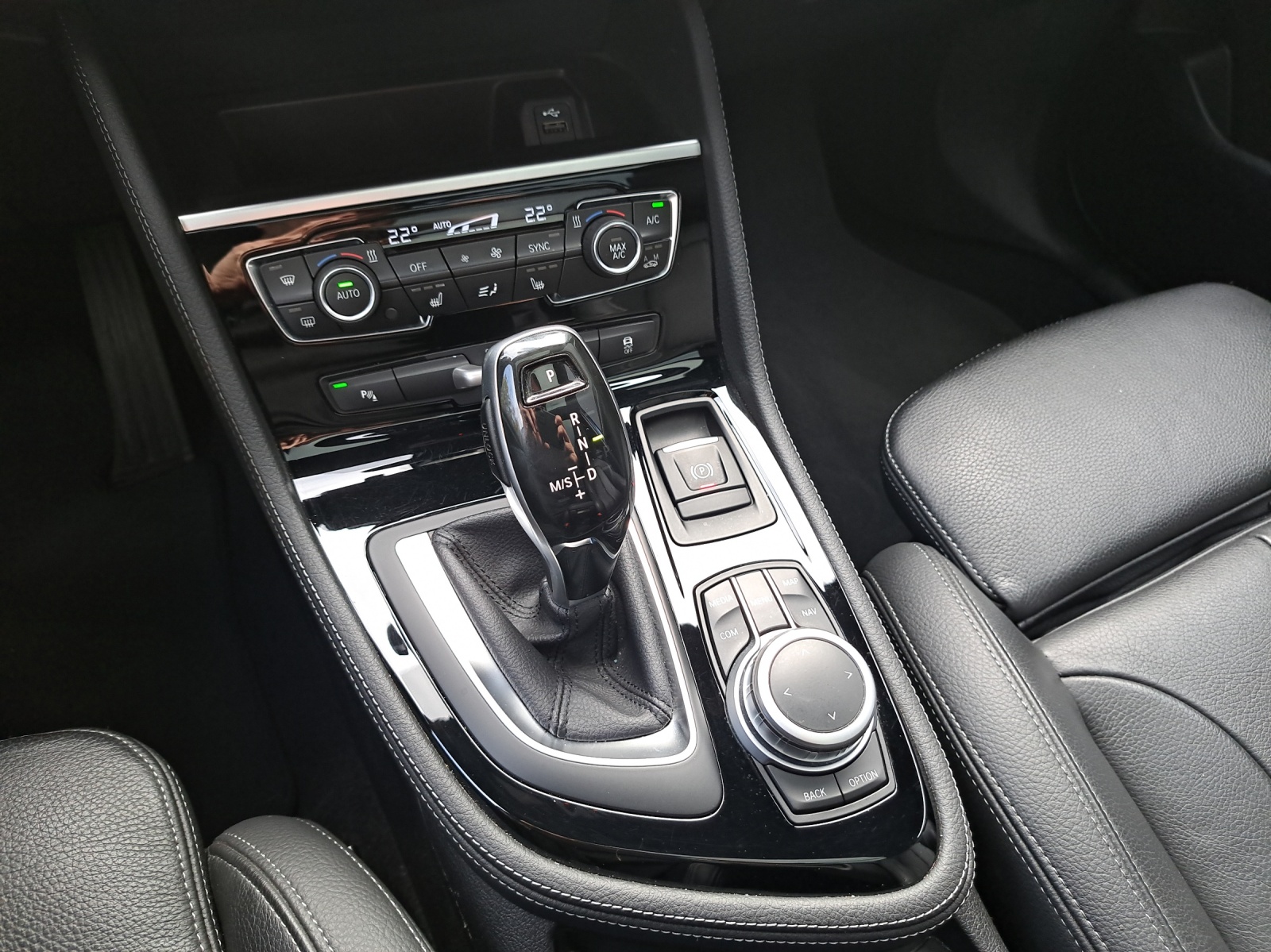 BMW 220d xDrive Active Tourer Steptronic M Sport-image-12