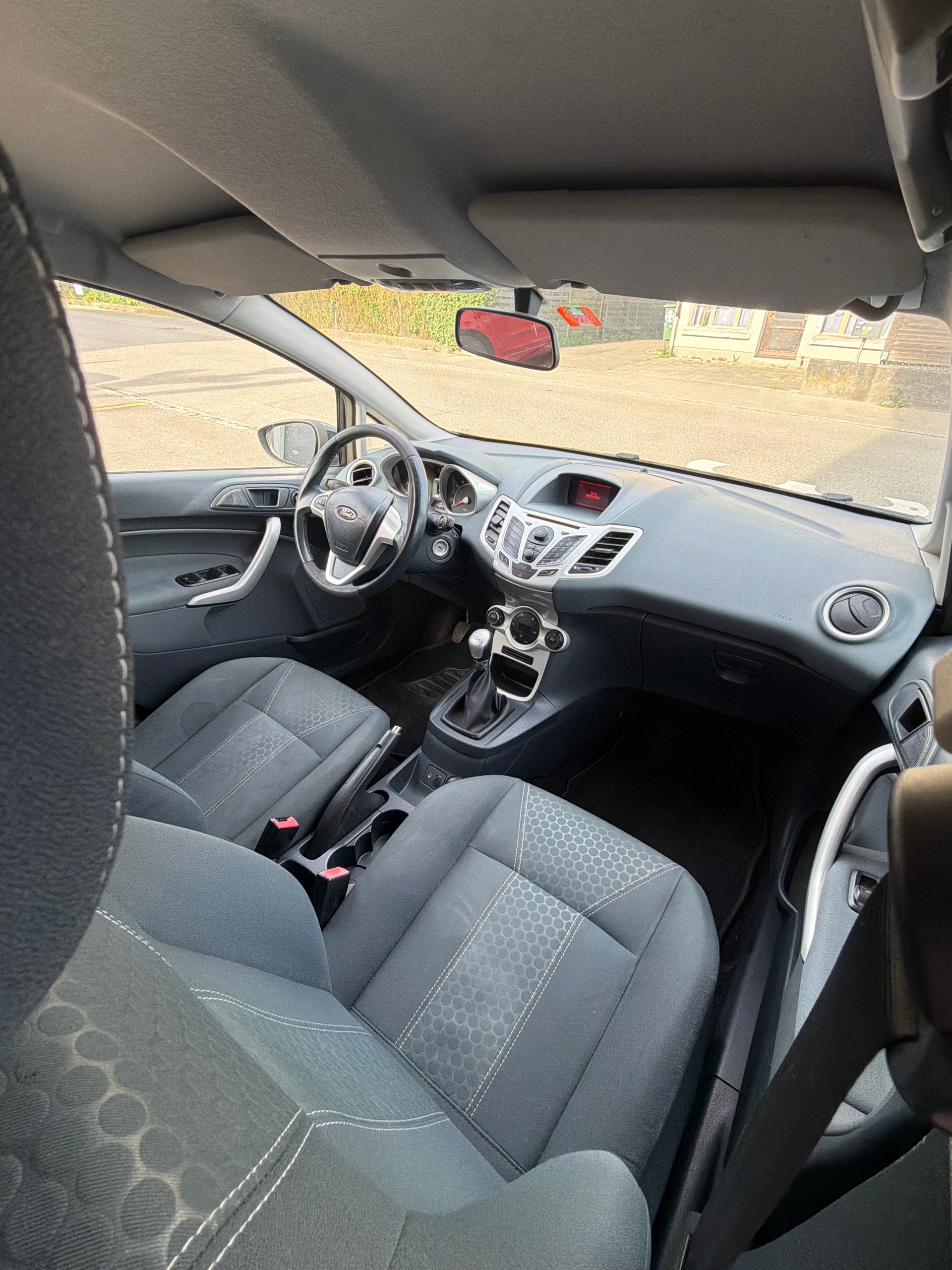FORD Fiesta 1.4 16V Titanium-image-10