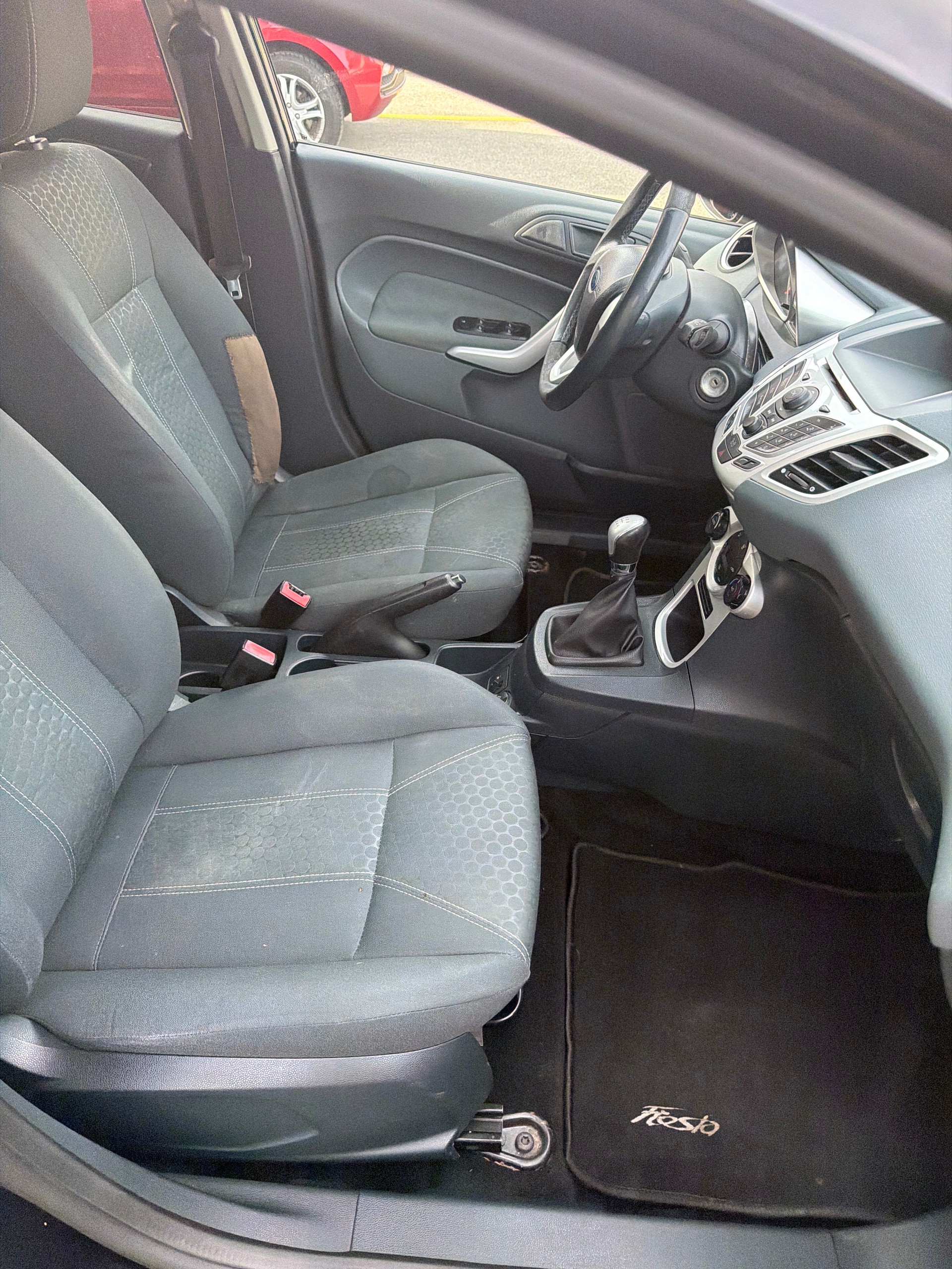 FORD Fiesta 1.4 16V Titanium-image-11