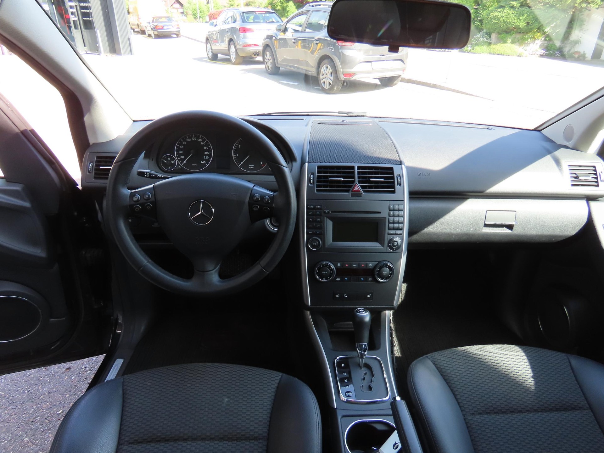 MERCEDES-BENZ A 180 Avantgarde-image-9