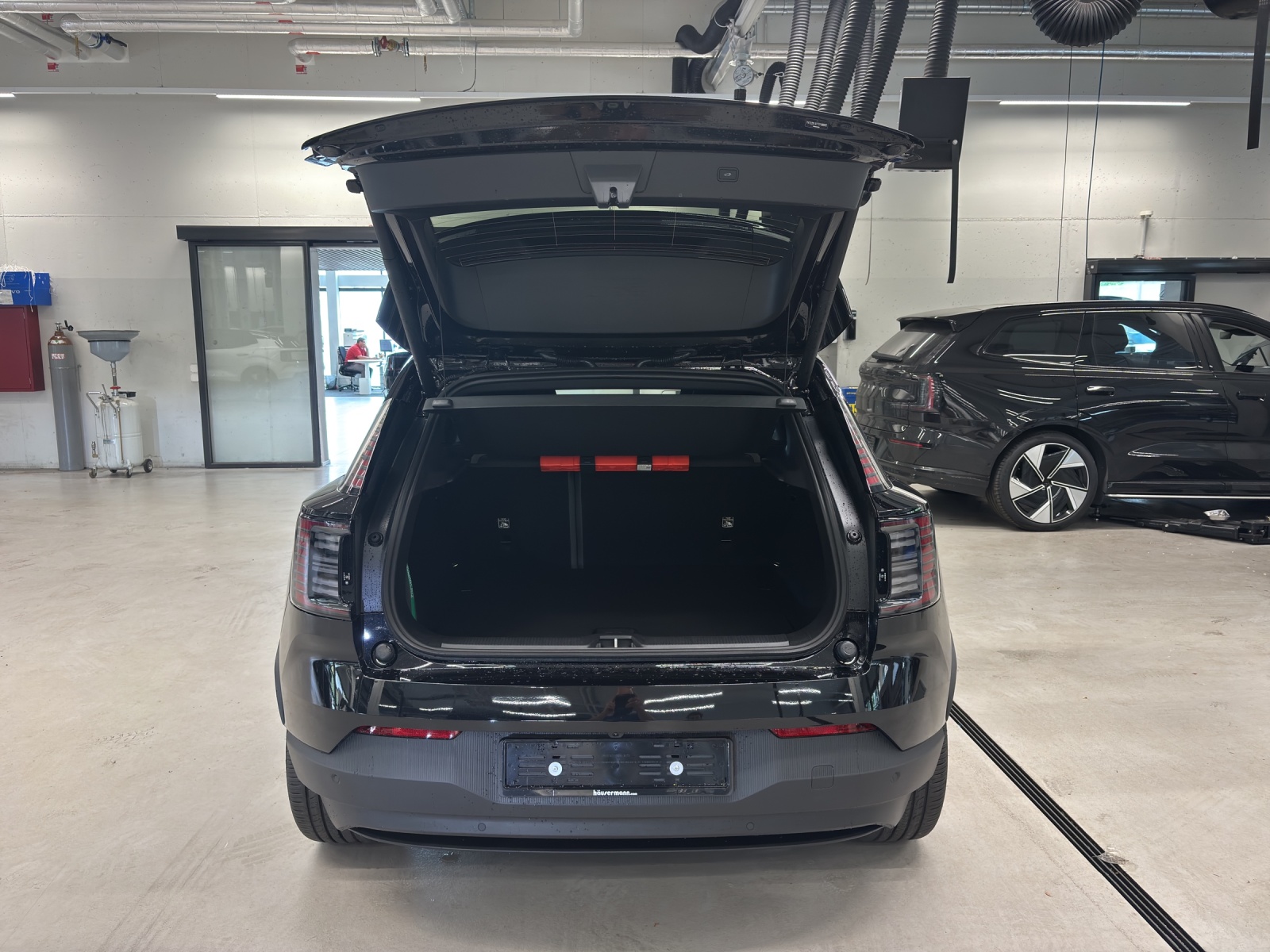 VOLVO EX30 Plus XCENTRIC Black Edition-image-10