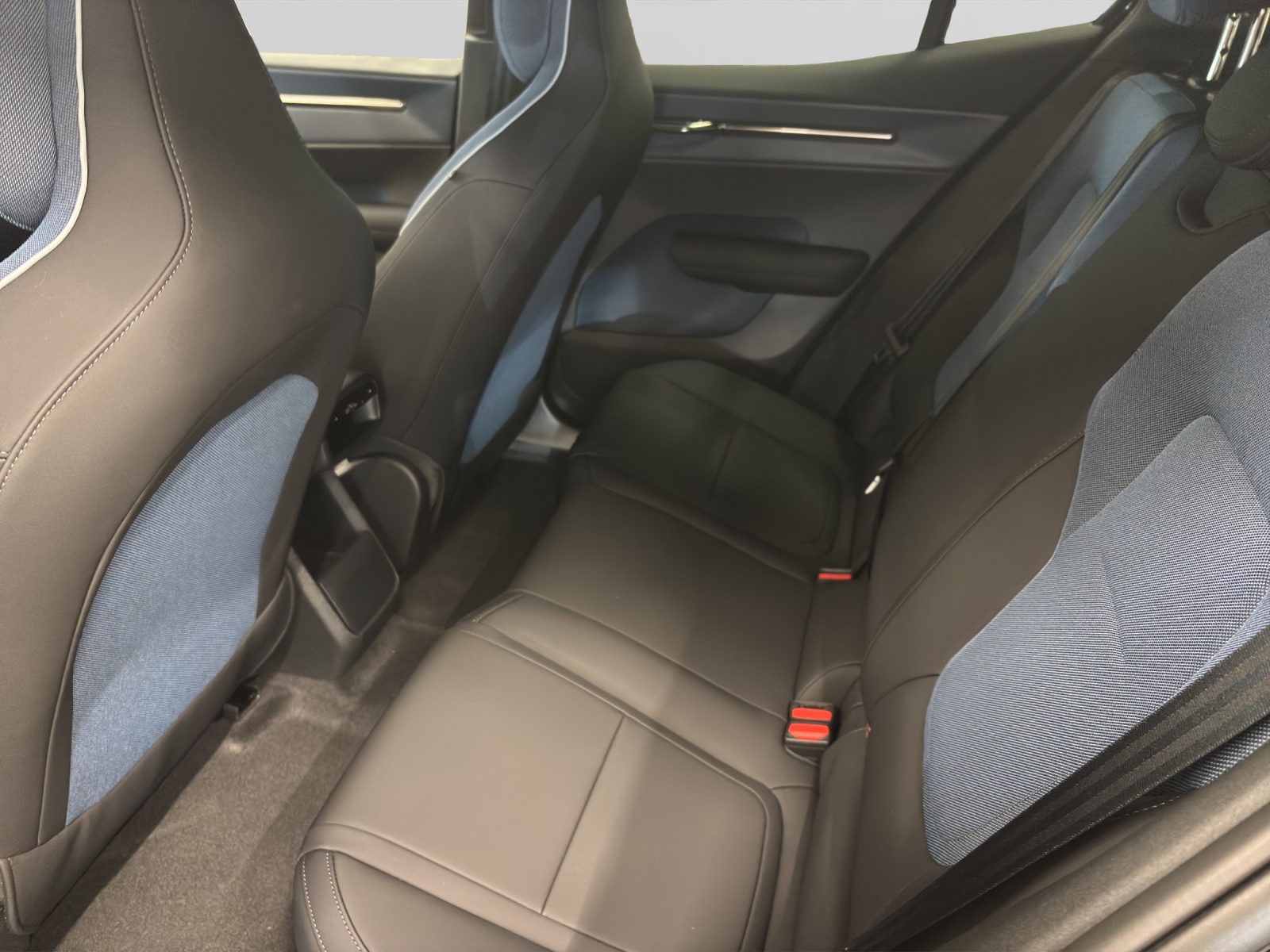 VOLVO EX30 Plus XCENTRIC Black Edition-image-4