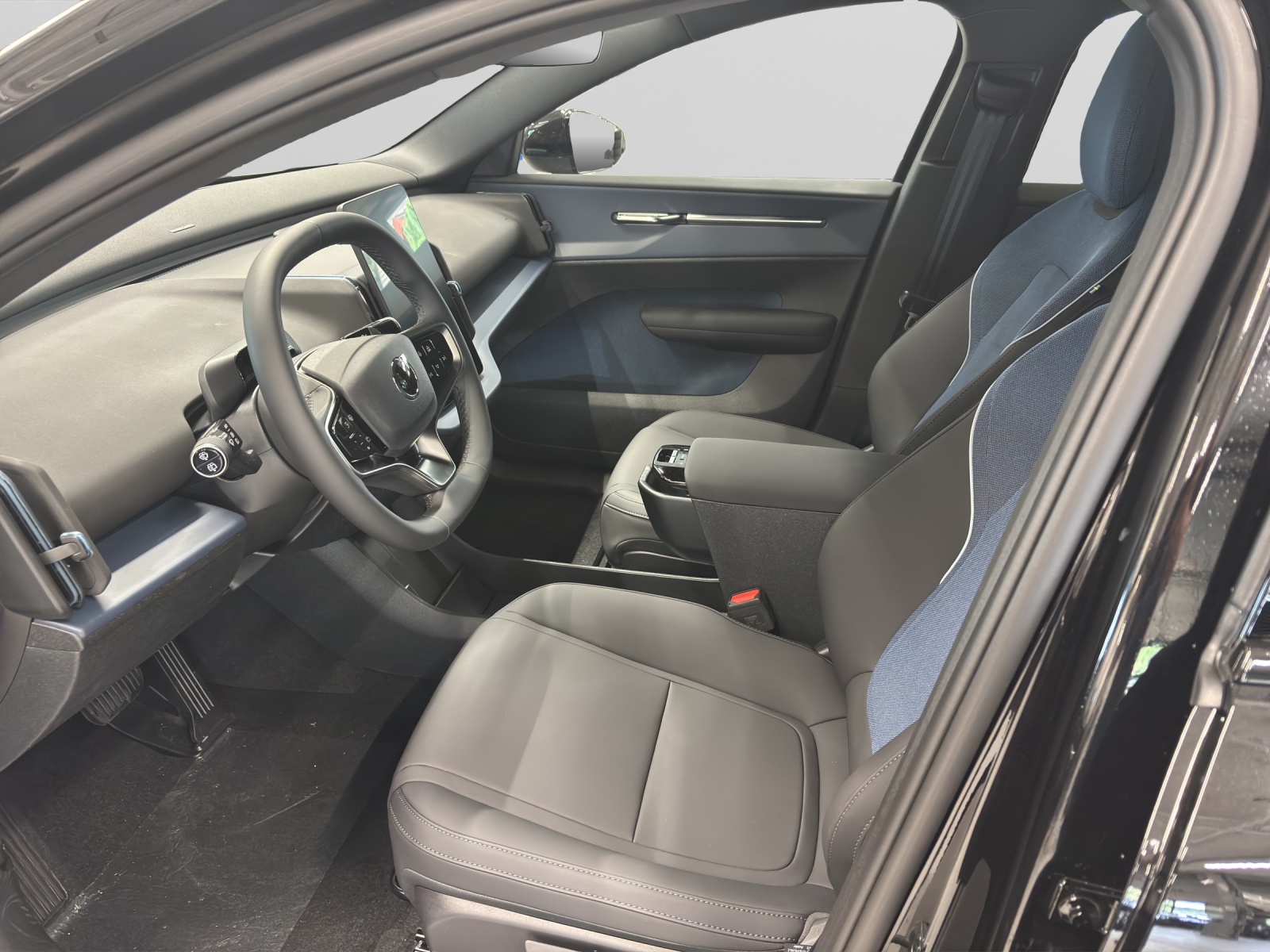 VOLVO EX30 Plus XCENTRIC Black Edition-showroom-element-3
