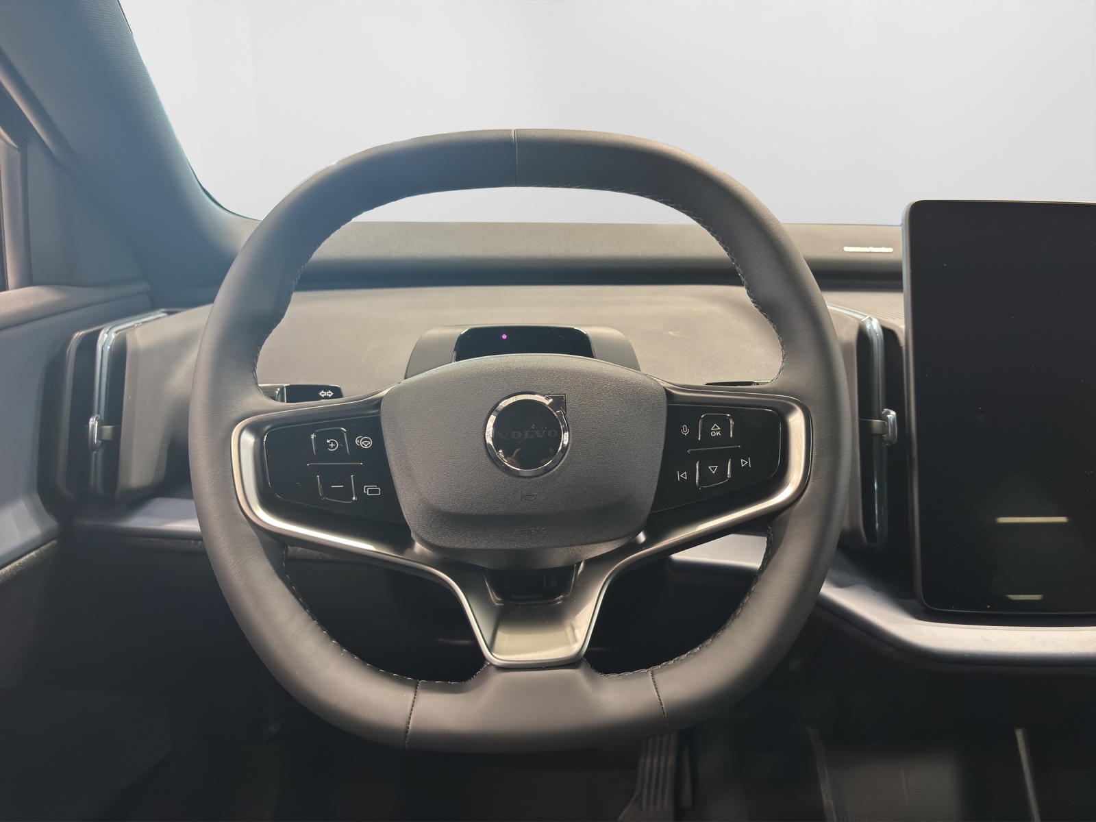 VOLVO EX30 Plus XCENTRIC Black Edition-image-6