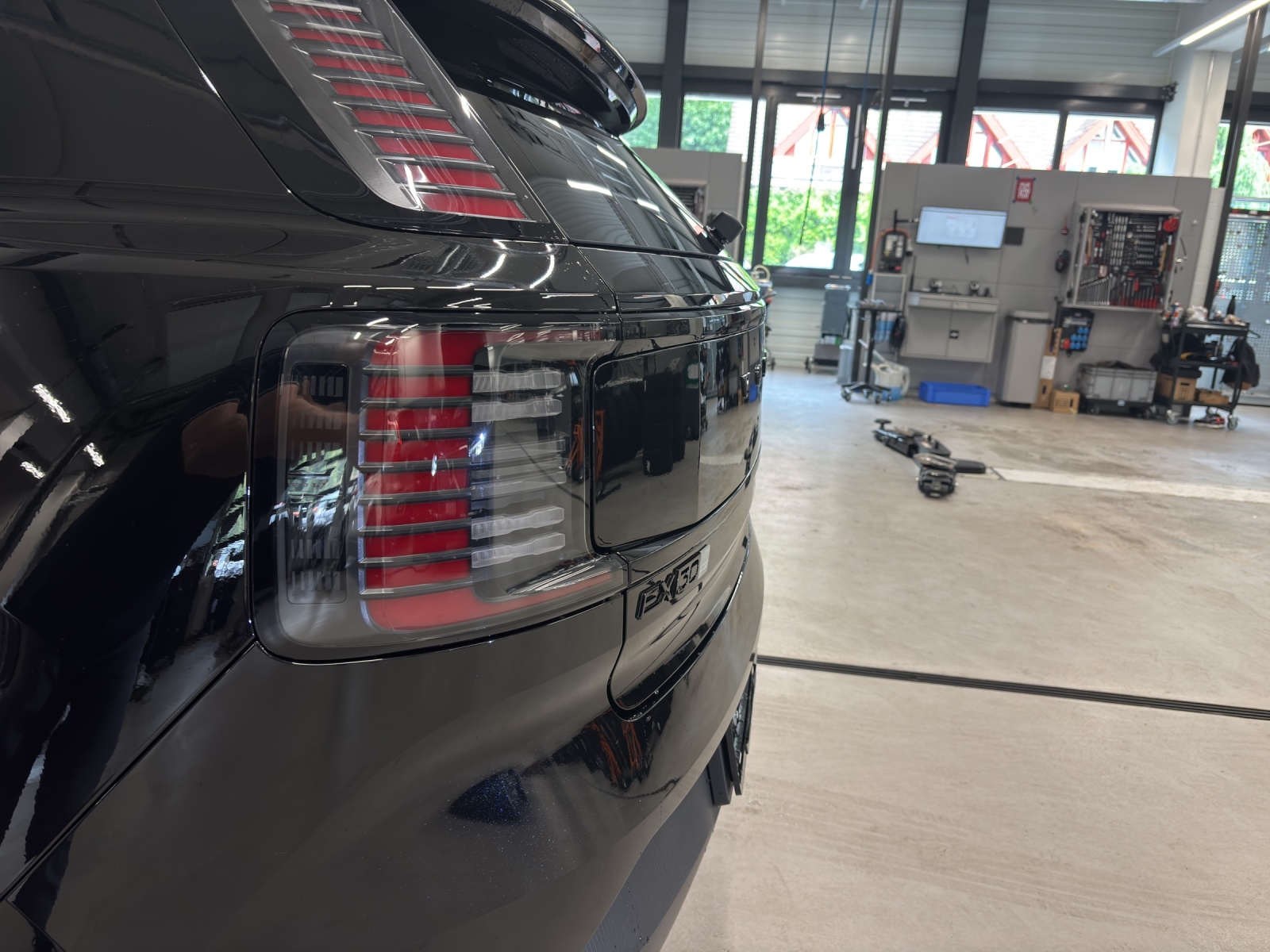 VOLVO EX30 Plus XCENTRIC Black Edition-image-13