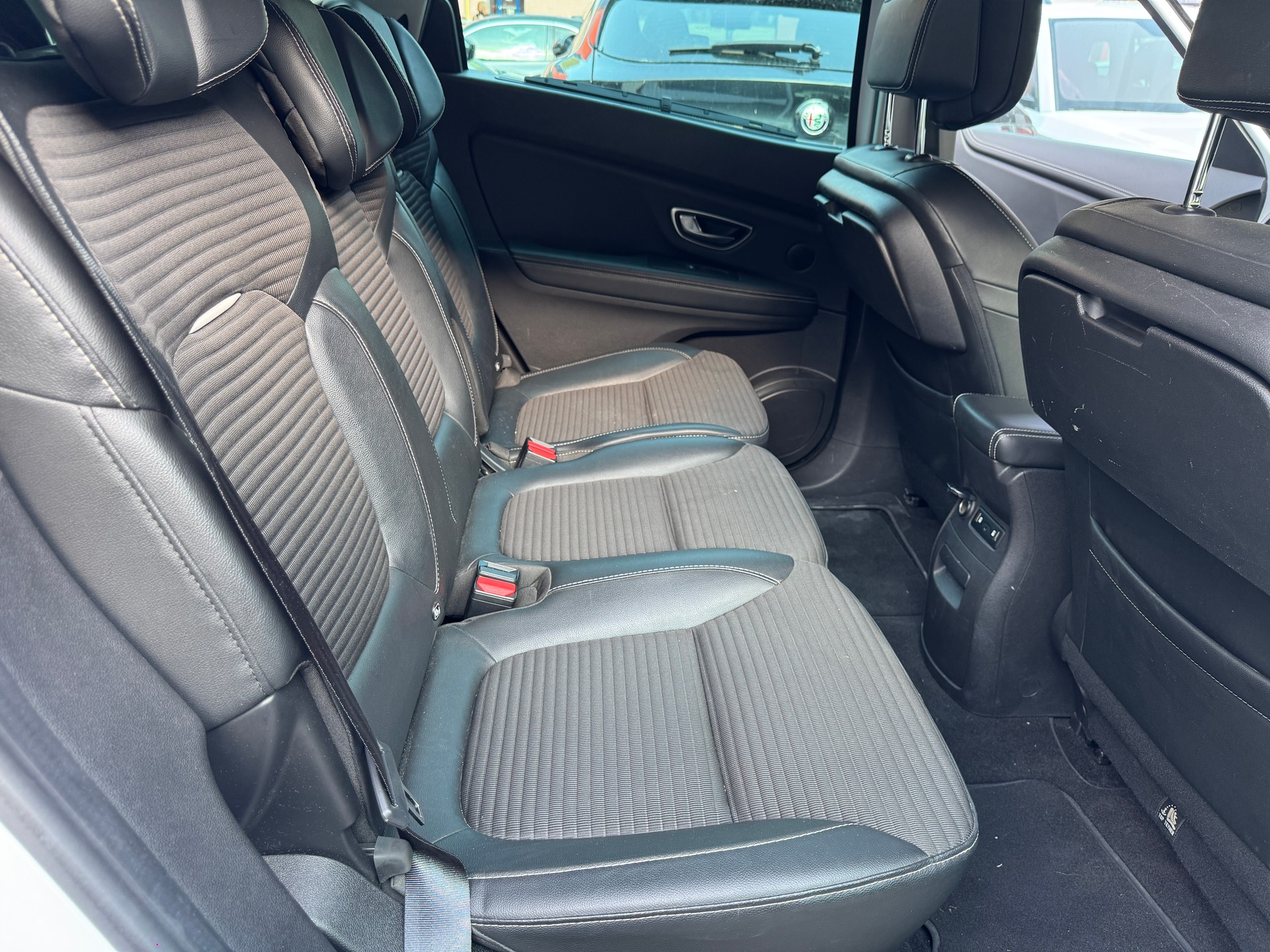RENAULT Grand Scénic 1.6 dCi Bose EDC-image-9