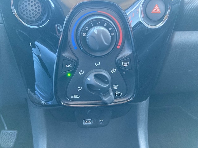 CITROEN C1 1.0 VTi Swiss Edition Stop&Start-image-12