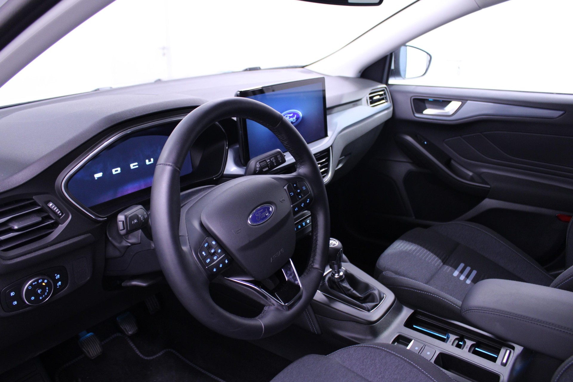 FORD Focus 1.0i EcoB Hybrid 125 Active X-showroom-element-3